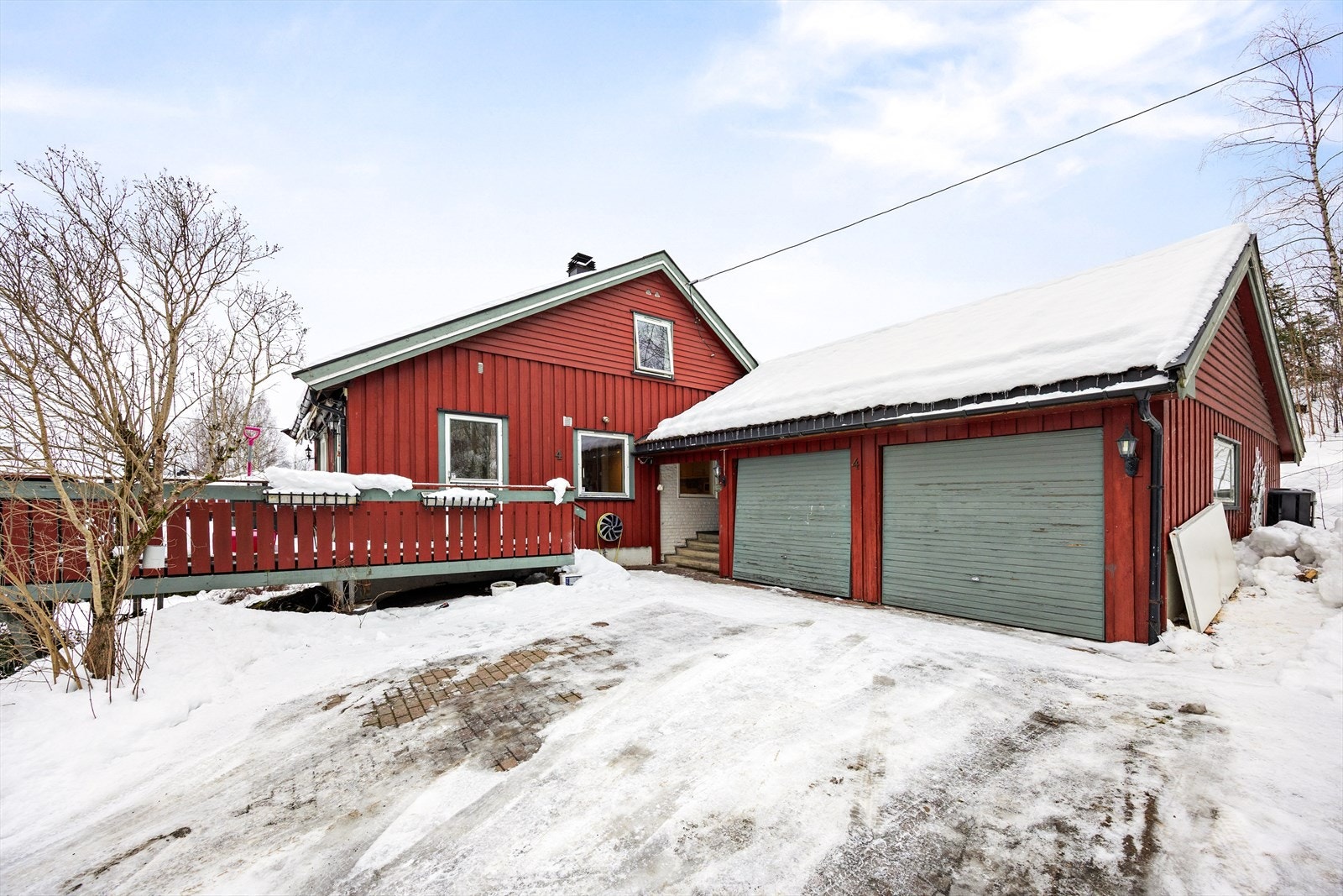 Innholdsrik enebolig fra 1939 med dobbelgarasje og gode lagringsmuligheter. Galleribilde