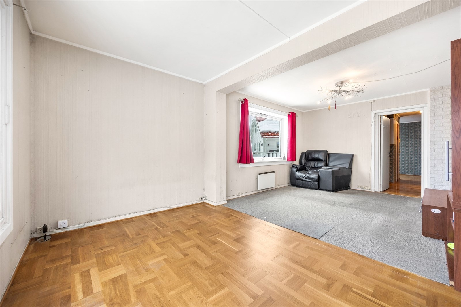 Stuen har varierte gulvoverflater med parkett og heldekkende teppe. Galleribilde