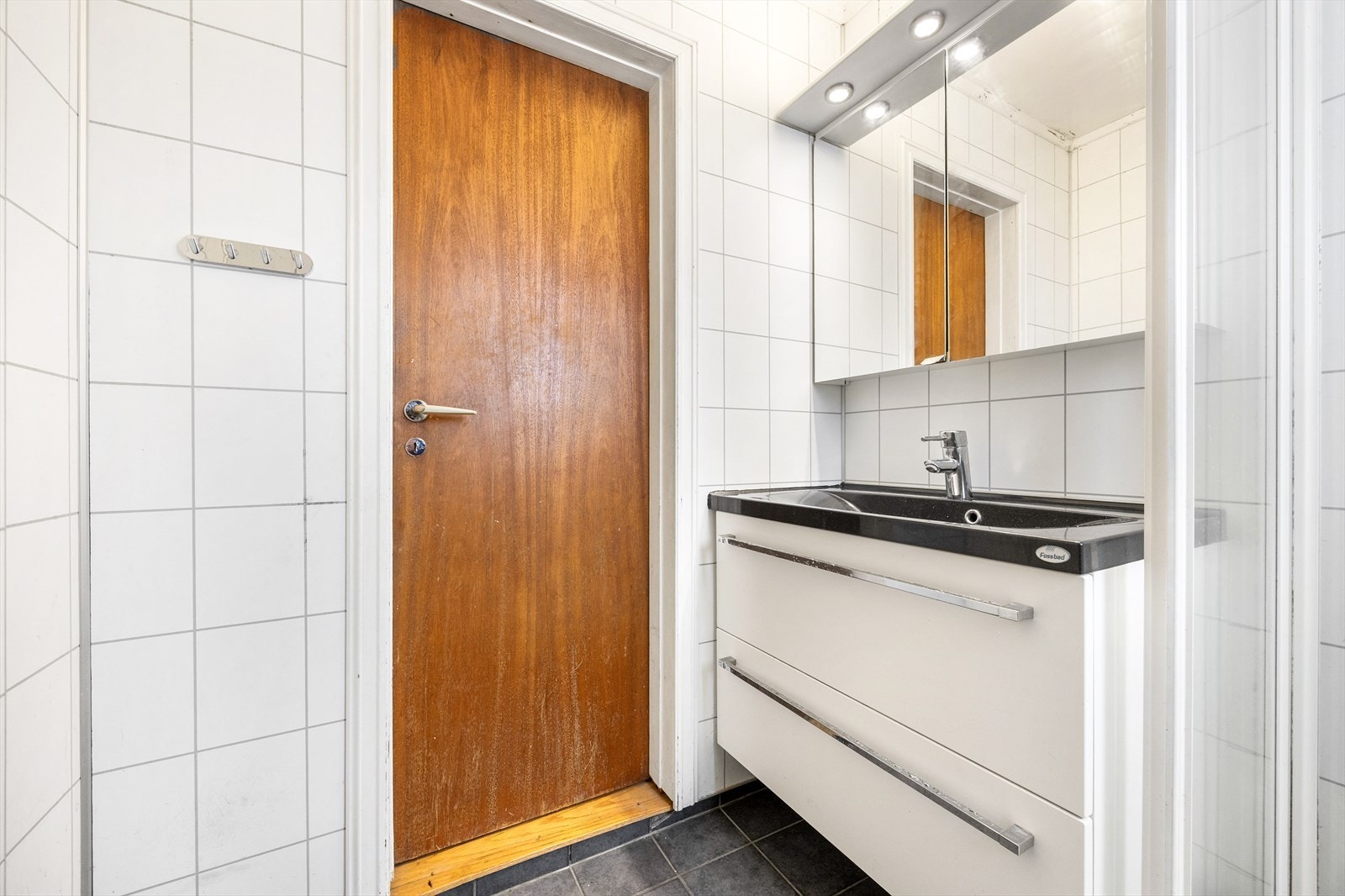 Her er det flislagt gulv med varmekabler og vegger med våtromsplater. Galleribilde