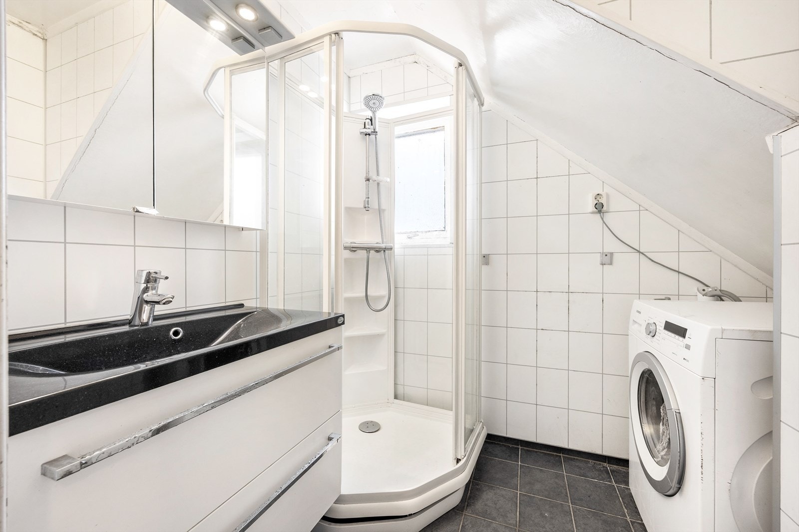 Badet ble oppgradert i 2012 og har dusjkabinett og opplegg for vaskemaskin. Galleribilde