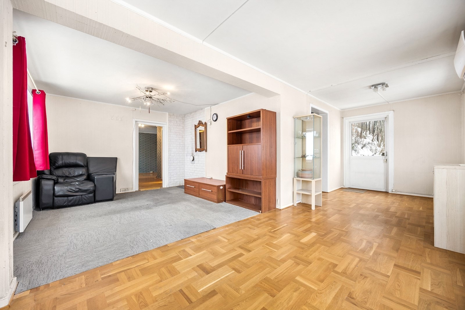 Romslig stue med god plass til ulike møbleringsløsninger. Her er det installert luft-til-luft varmepumpe fra 2015. Galleribilde