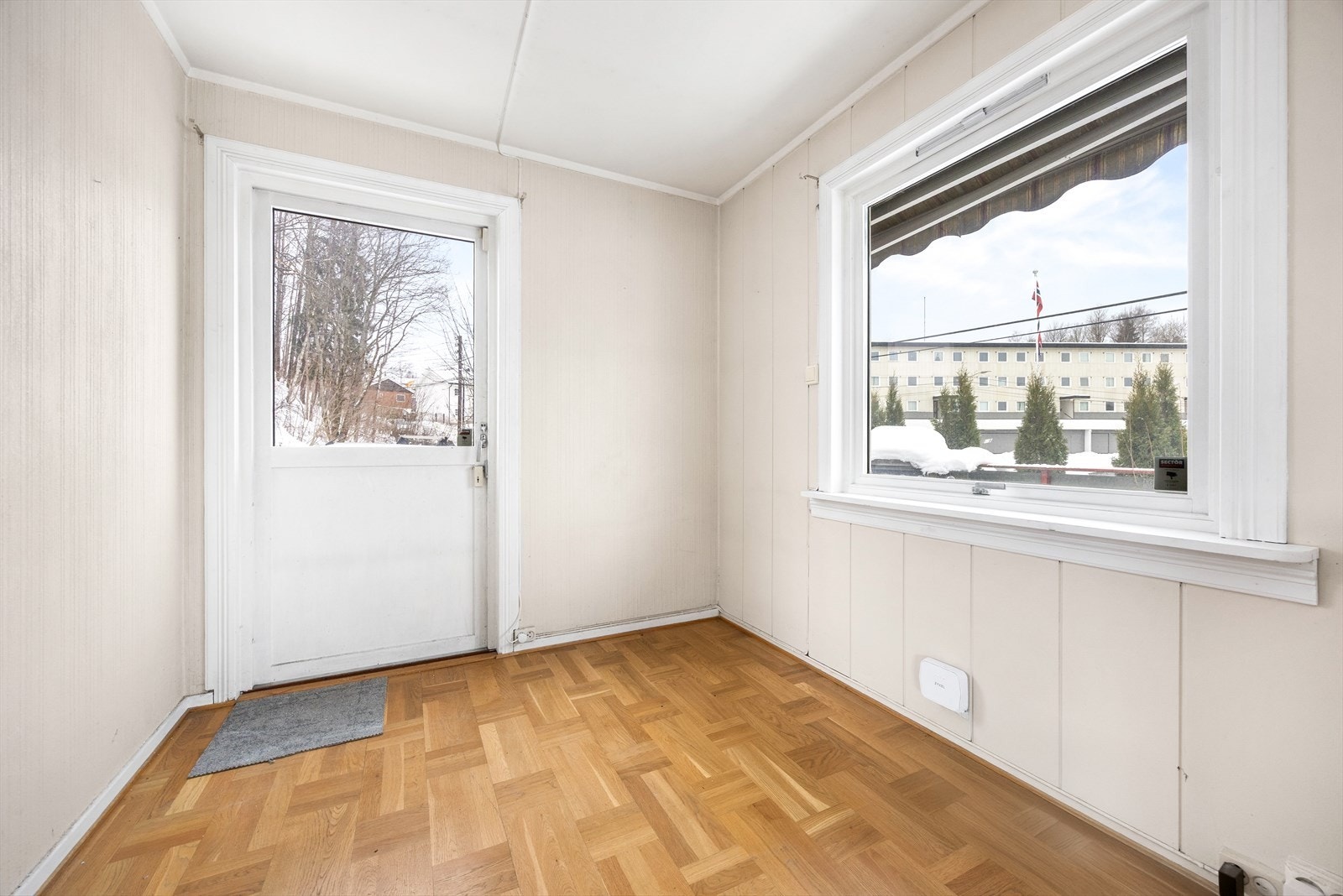 Fra stuen er det direkte utgang til den store verandaen. Galleribilde