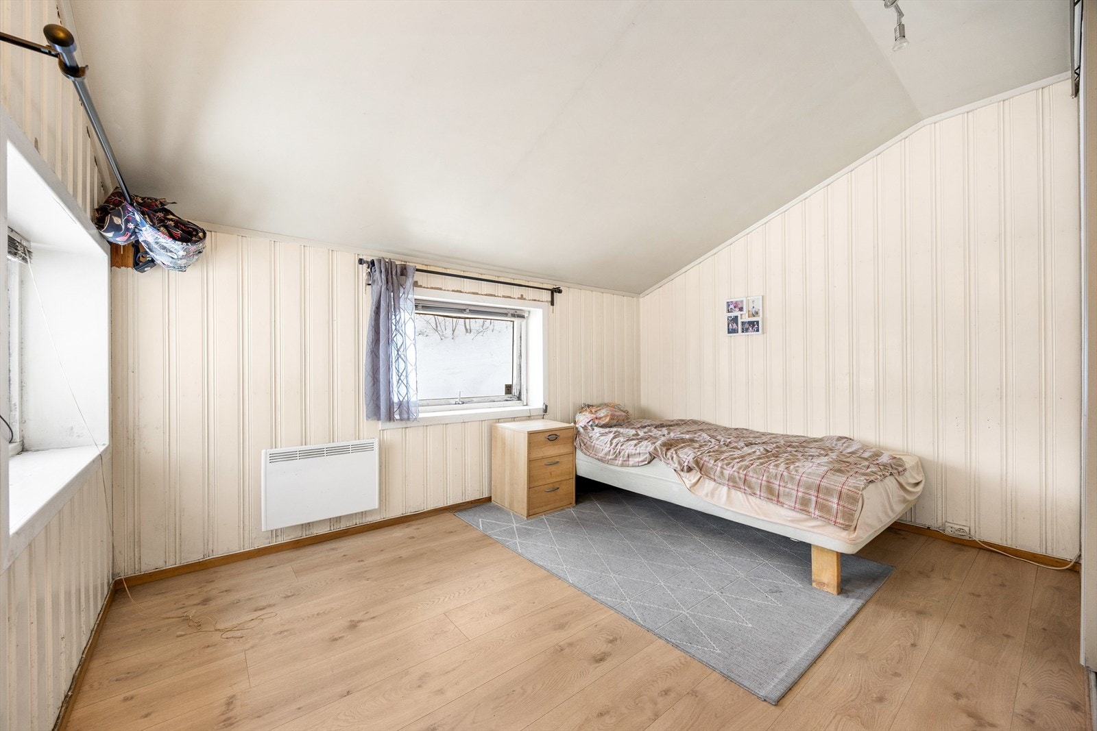 I 1. etasje er det opprinnelig et disponibelt rom innredet som et soverom. Galleribilde