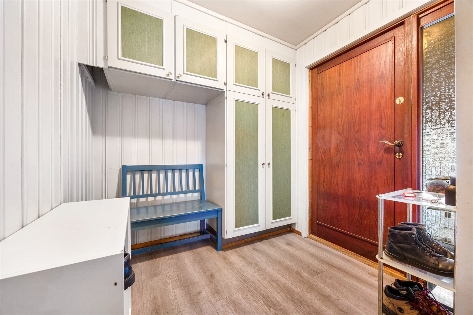 Romslig entré med laminatgulv og gode muligheter for oppbevaring. Galleribilde