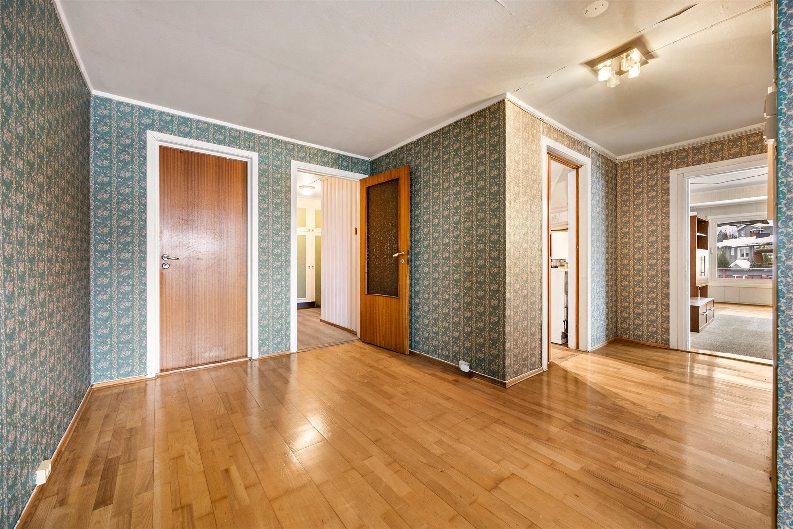 Boligen har en tradisjonell planløsning med adskilte rom. Galleribilde