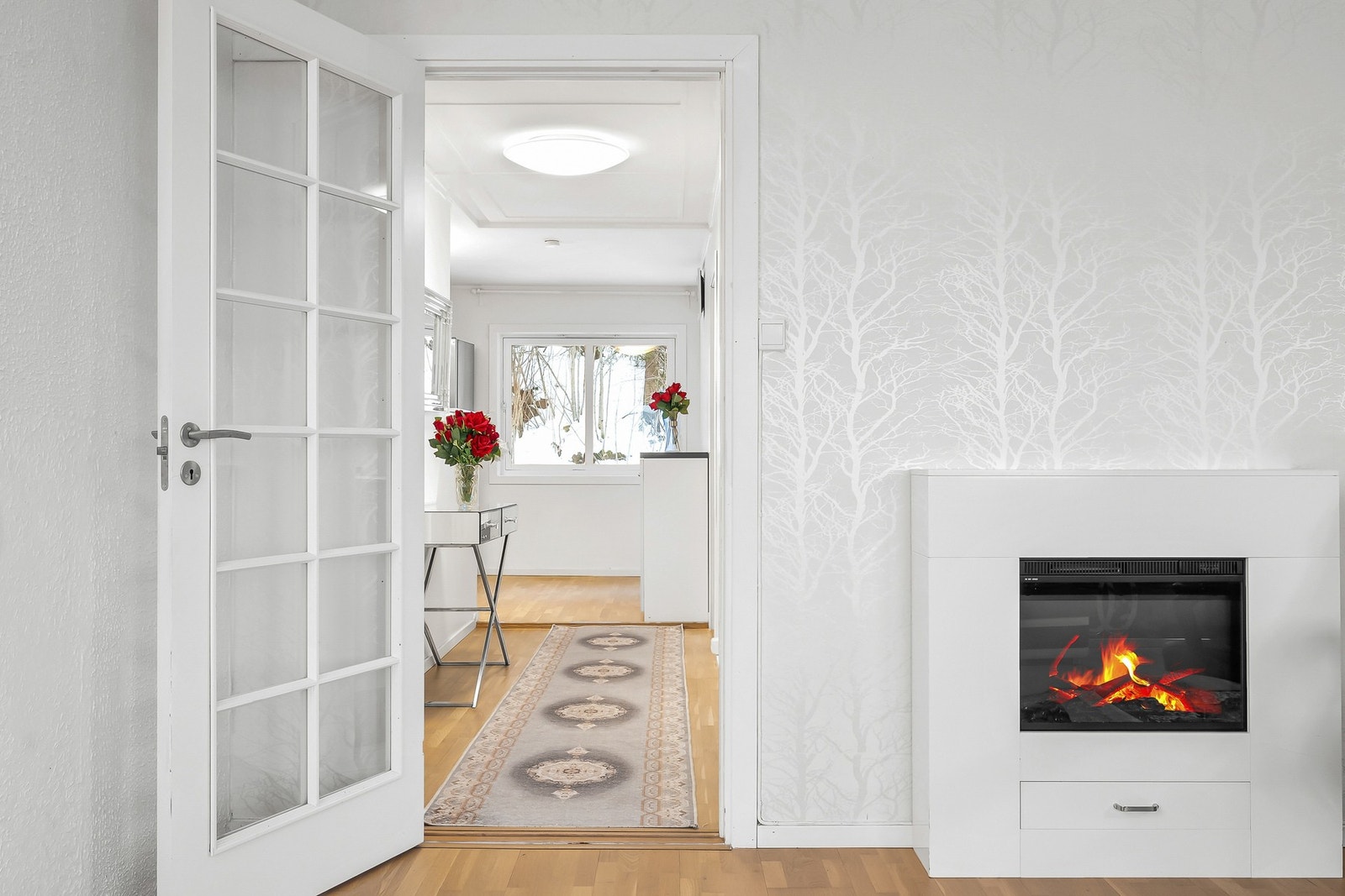 Glassfelt i dør mellom gang og stue gjør at boligen oppleves som lys og gjennomgående - Selv med dørene lukket Galleribilde