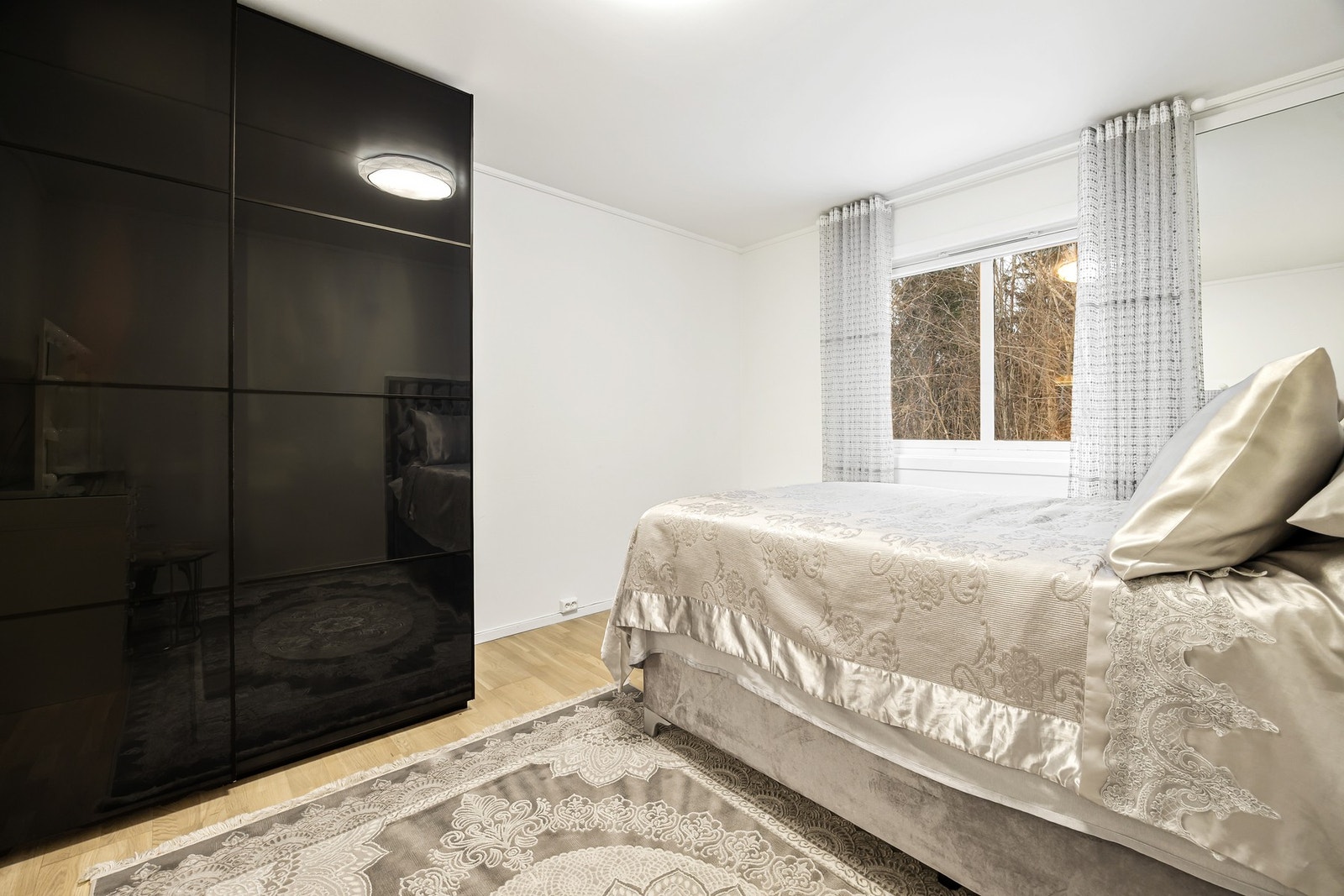 Hovedsoverom er romslig og svalt. Plass til garderobeskap. Galleribilde