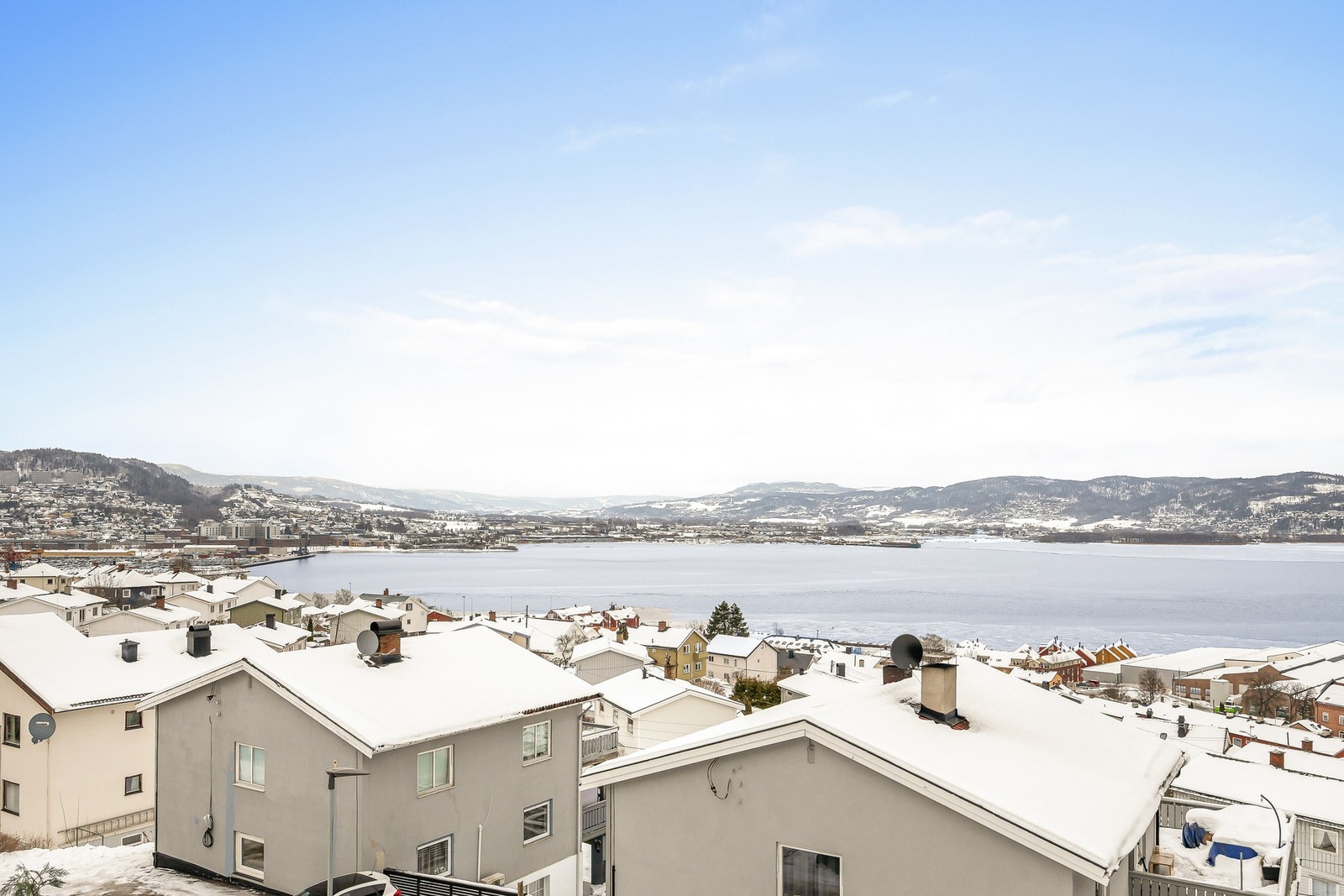 Boligen byr på nydelig utsikt utover Drammensfjorden. Galleribilde