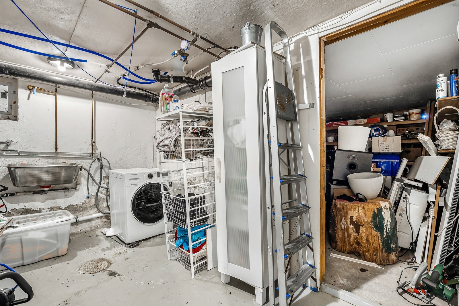 Det er god lagringsplass i kjeller og mulighet for å ha vaskemaskin i kjeller Galleribilde