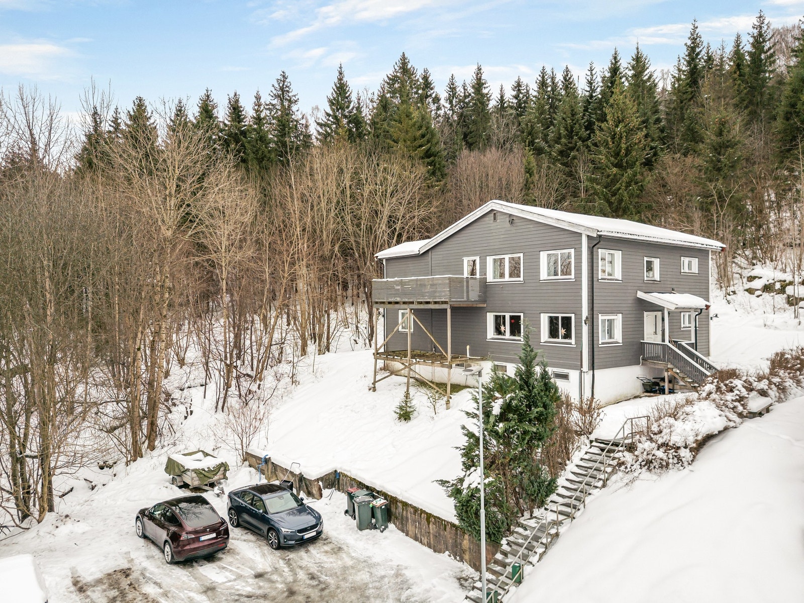 Eiendommen grenser mot marka og ligger pent og usjenert til. Galleribilde
