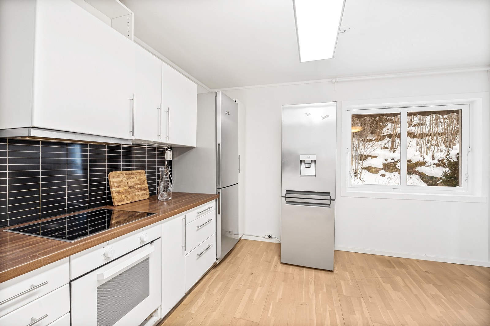 Plass til frittstående kjøleskap og spiseplass. Kjøleskapet følger handelen. Se liste fra selger. Galleribilde