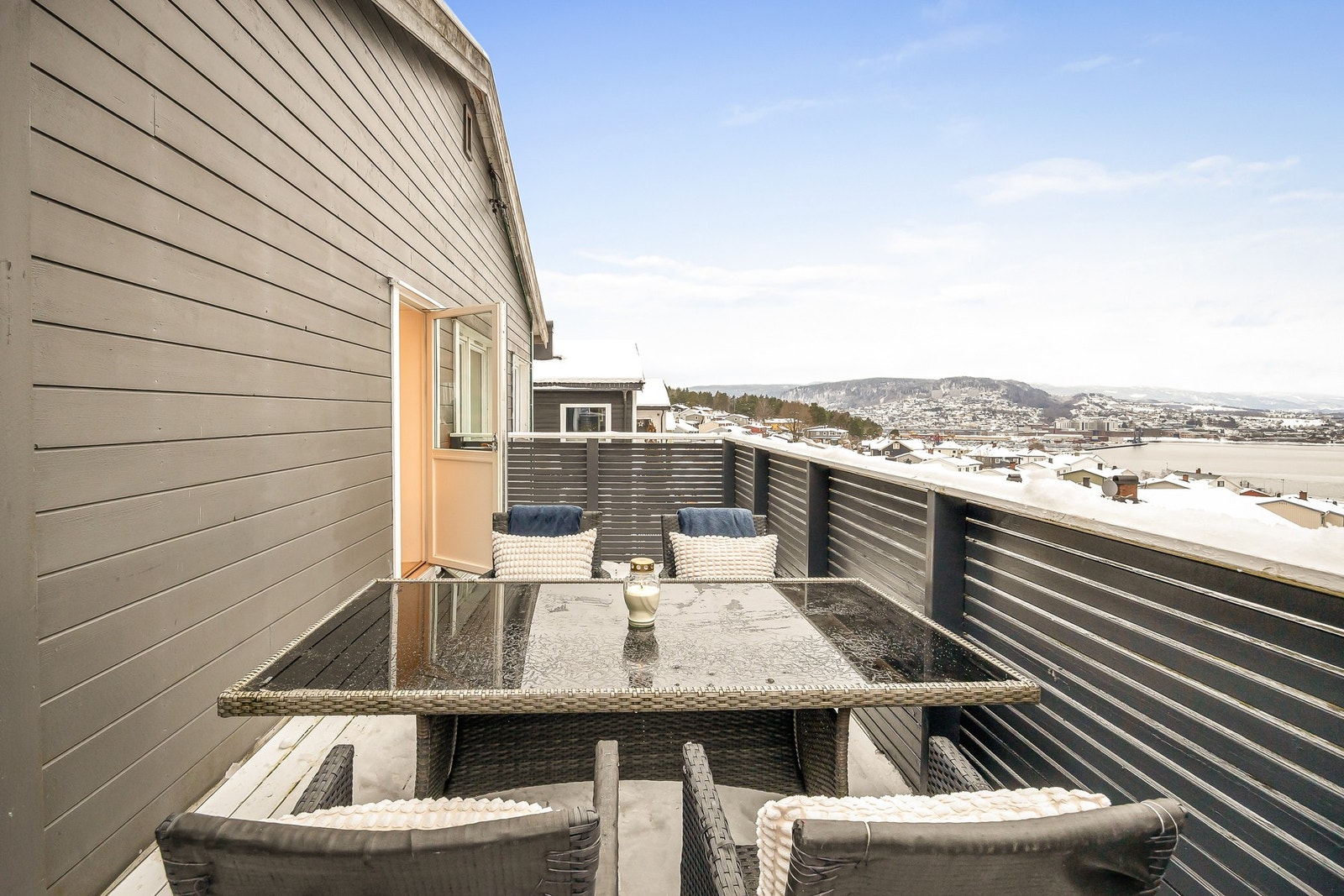 Balkongen er en forlengelse av boligen på sommerstid. Flott utsikt og rolig område Galleribilde