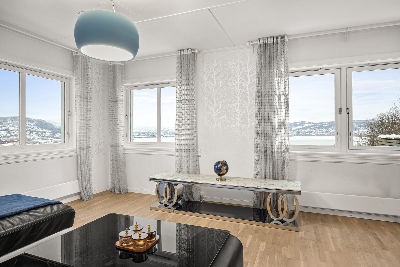 Flott utsikt fra boligen - Gode solforhold med sol på morgen/formiddag på balkongen i følge selger Galleribilde