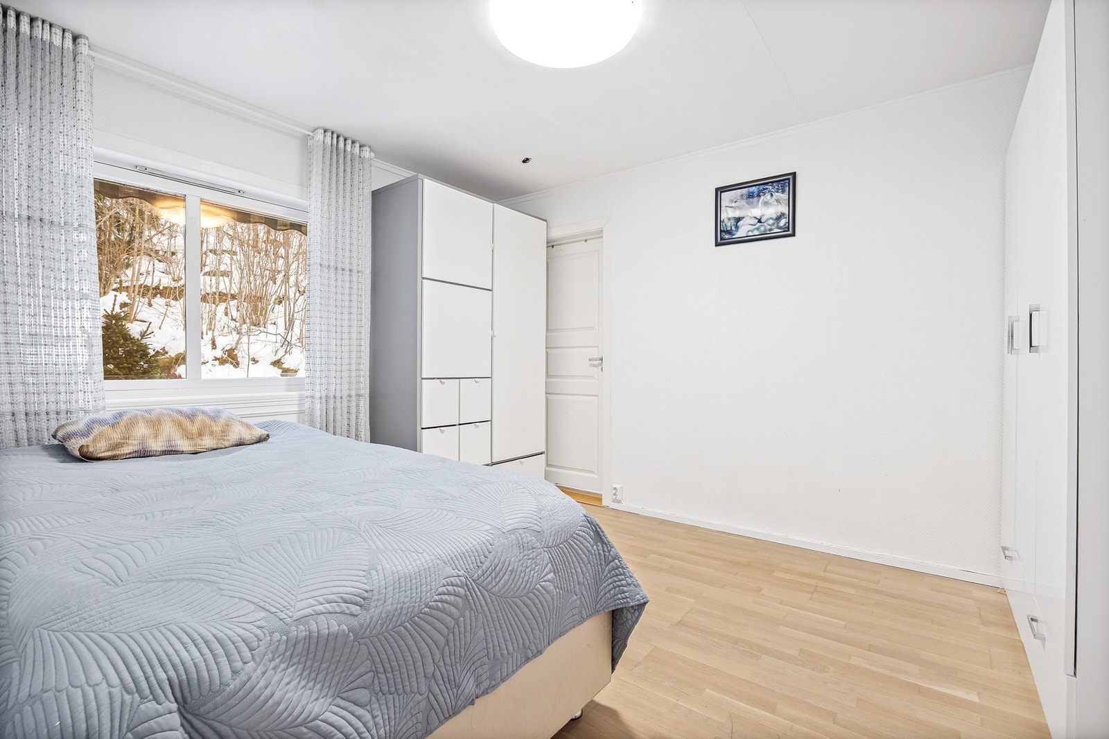 Soverom 2 har også god plass til dobbeltseng, og garderobeskap Galleribilde