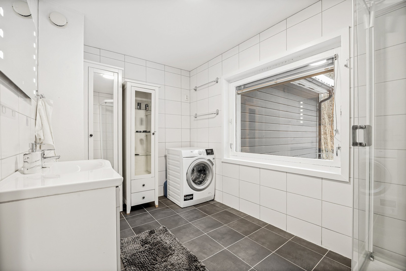 Flislagt gulv med gulvvarme, malt himling. Avtrekksvifte på yttervegg. Galleribilde