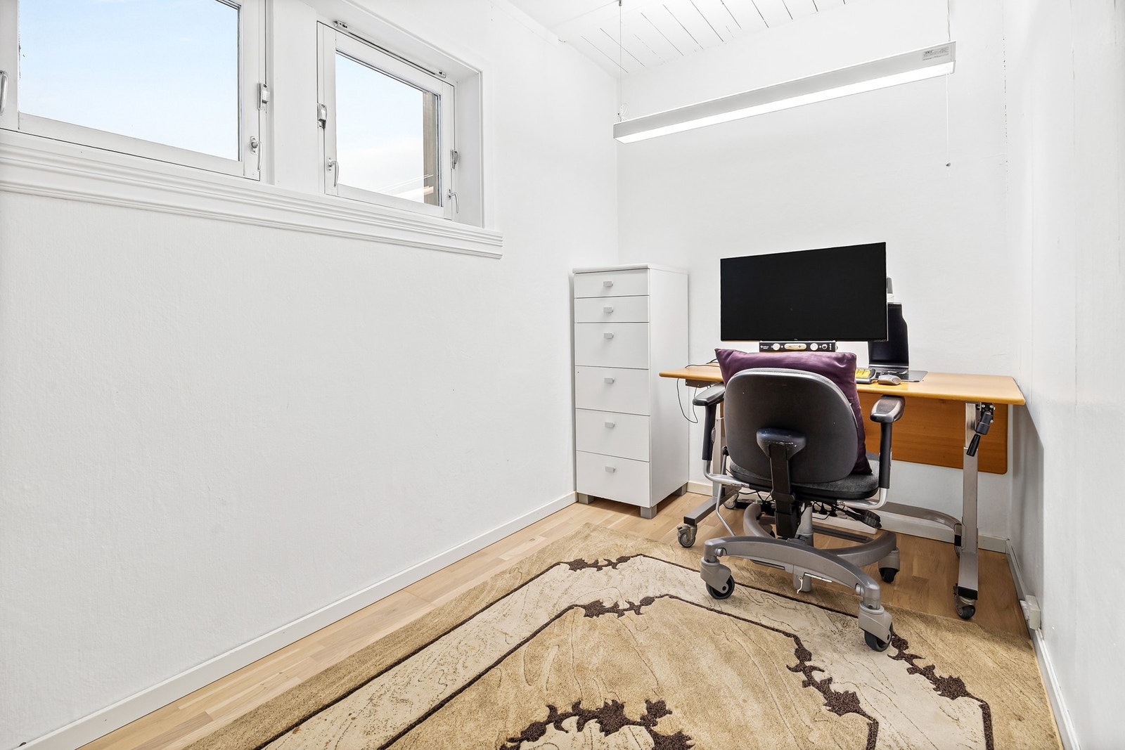 Disponibelt rom innredet som kontor. Galleribilde