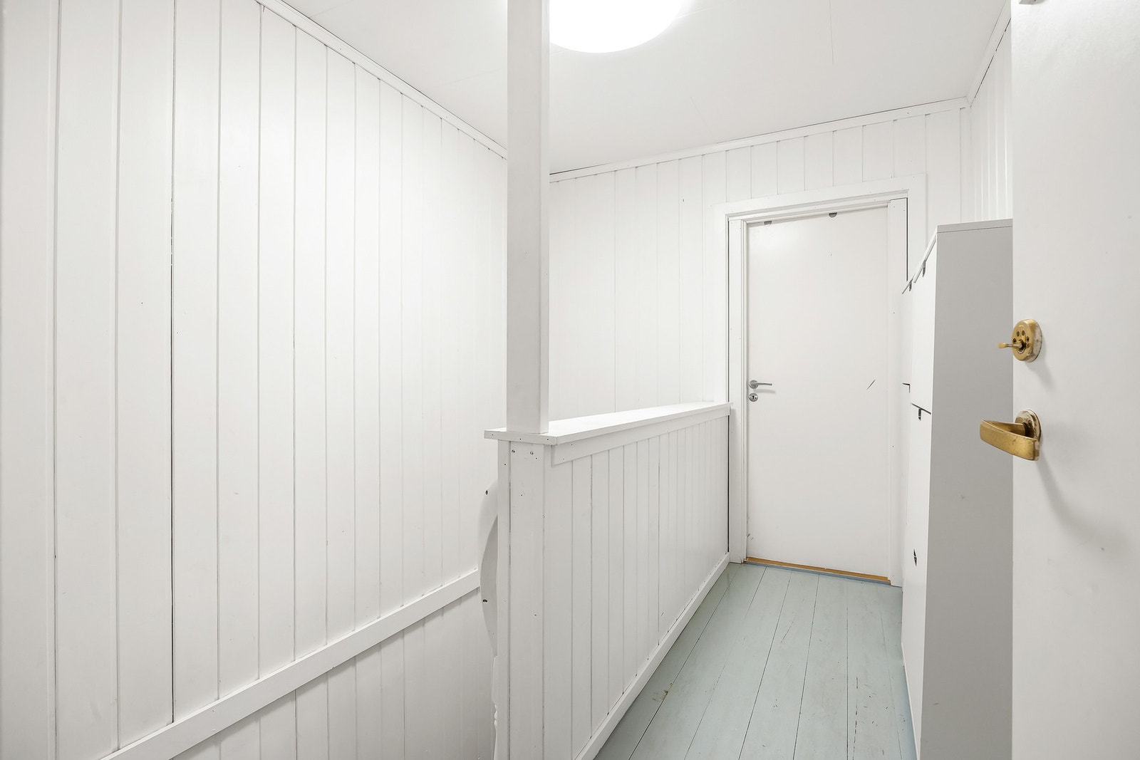 Inngang med adkomst til leilighet og bod Galleribilde