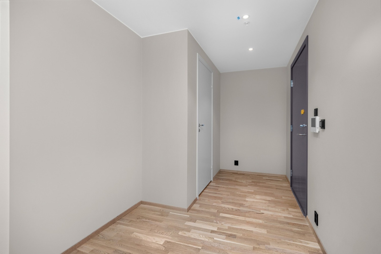 Entré/gang med god plass til oppbevaring/garderobe. Galleribilde