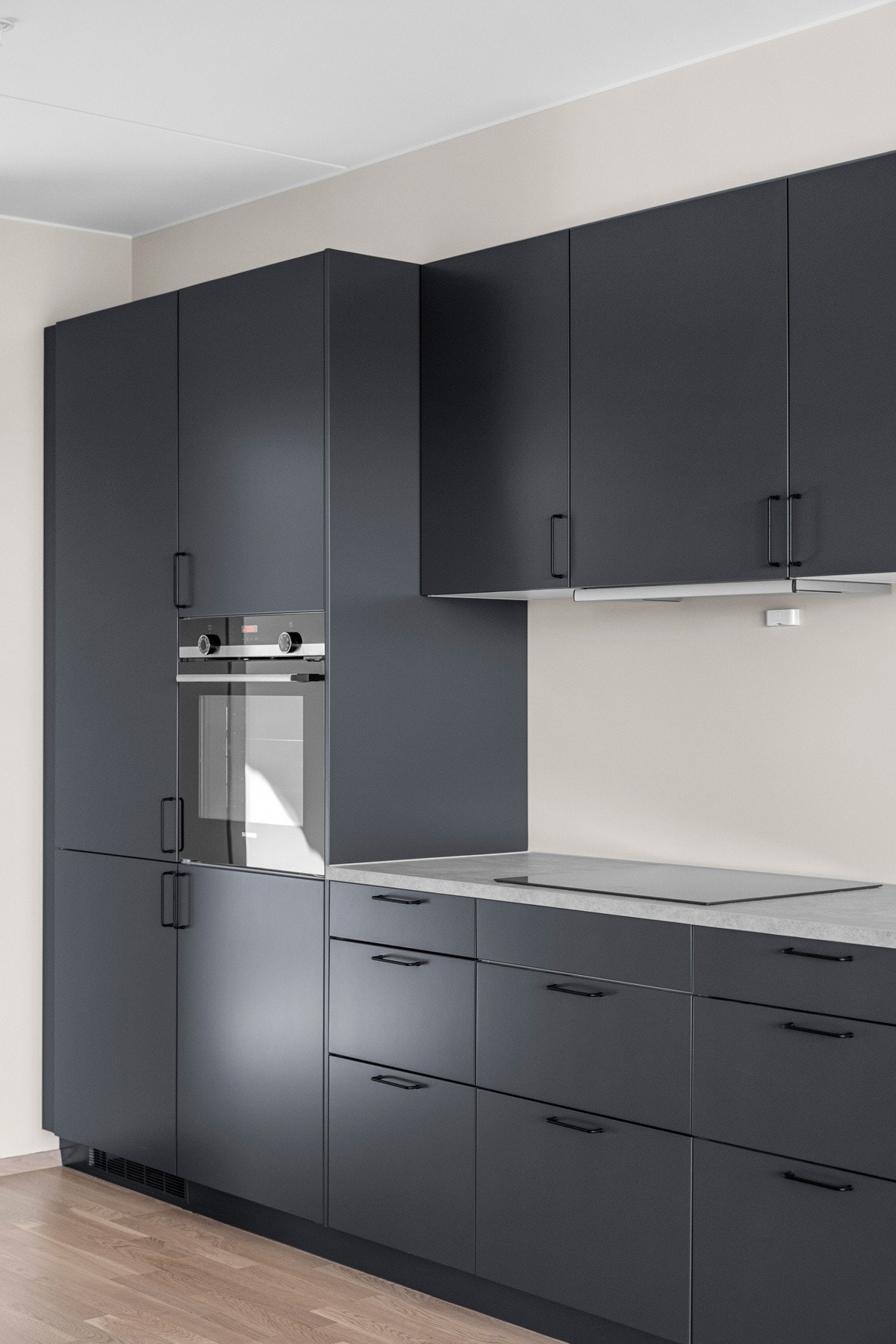 Integrerte hvitevarer som stekeovn, platetopp, oppvaskmaskin og kjøleskap/fryser. Galleribilde