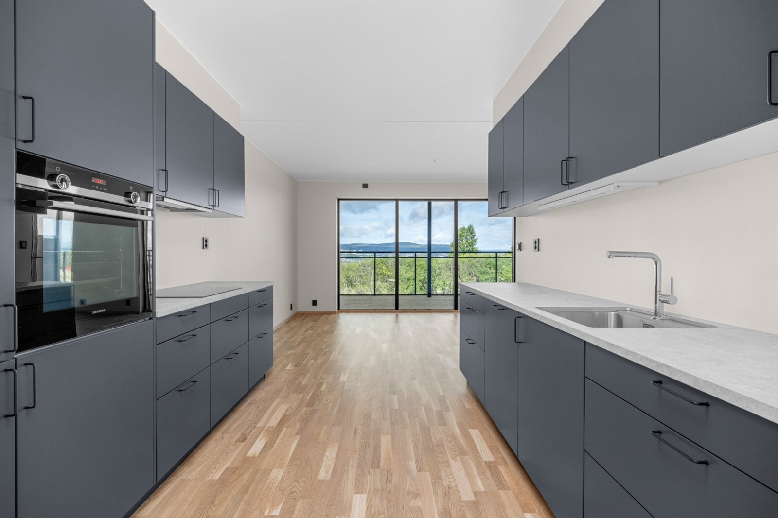 Romslig og luftig kjøkken med god skap- og benkeplass. Galleribilde