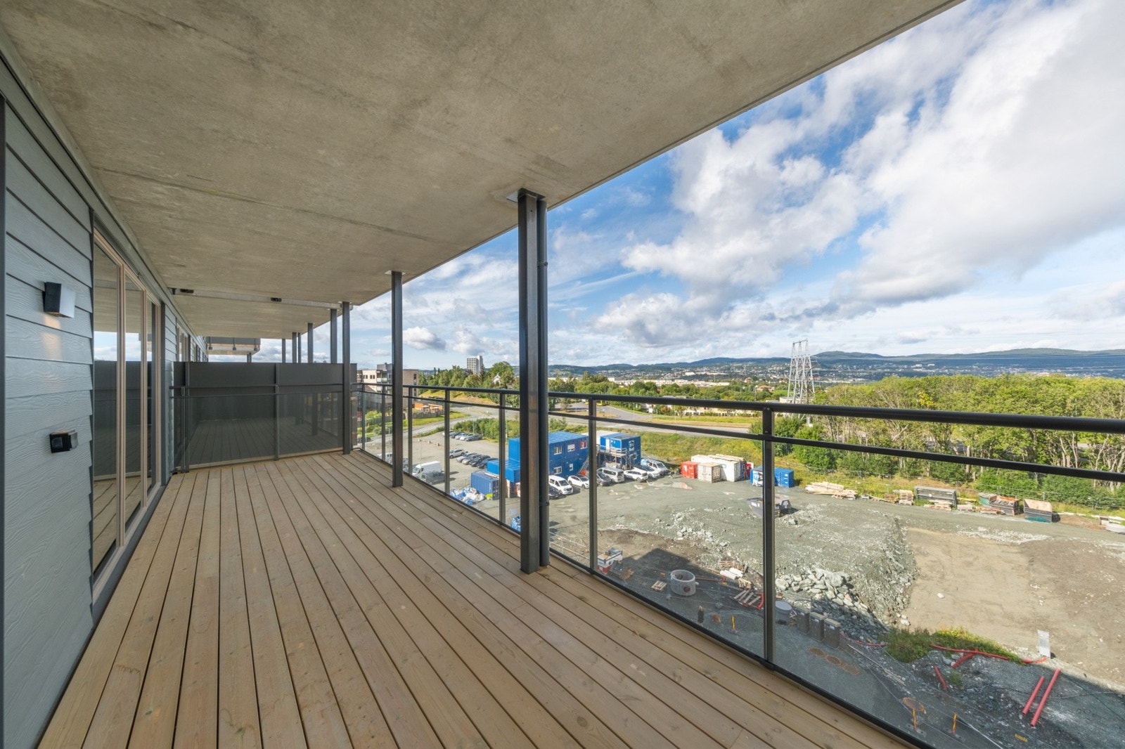 Vestvendt balkong med flott utsikt i retning Nidarvoll og Byåsen. Galleribilde