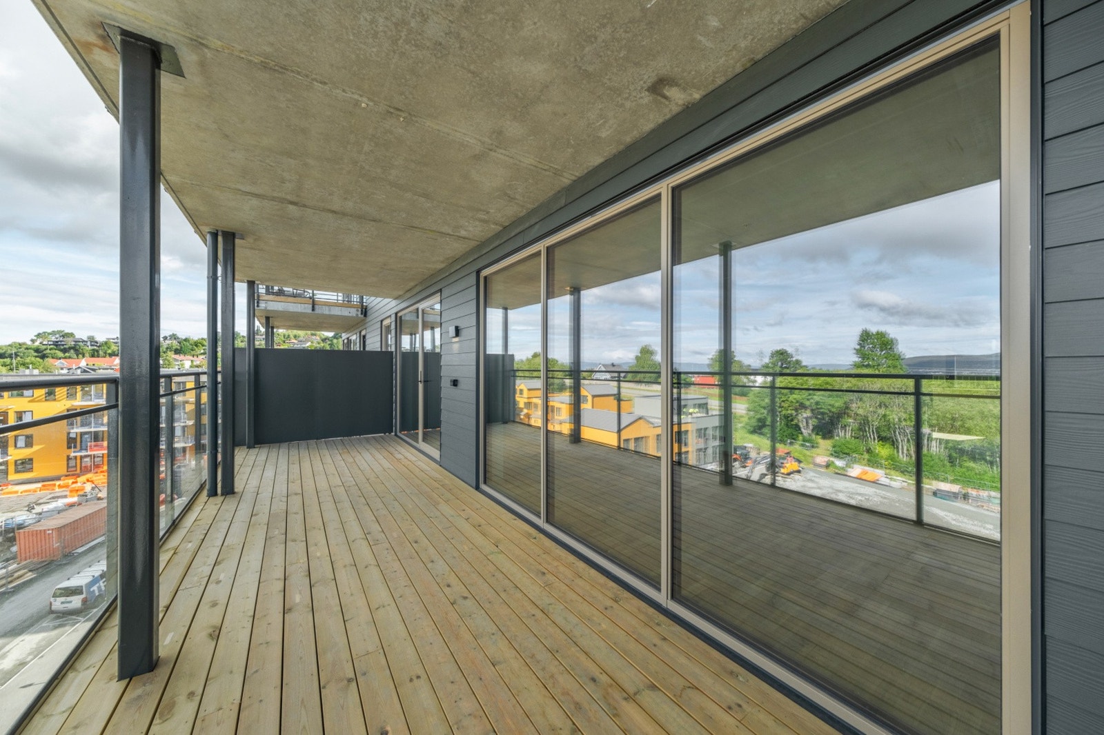 Balkongen er overbygd, noe som forlenger ute sesongen. Galleribilde