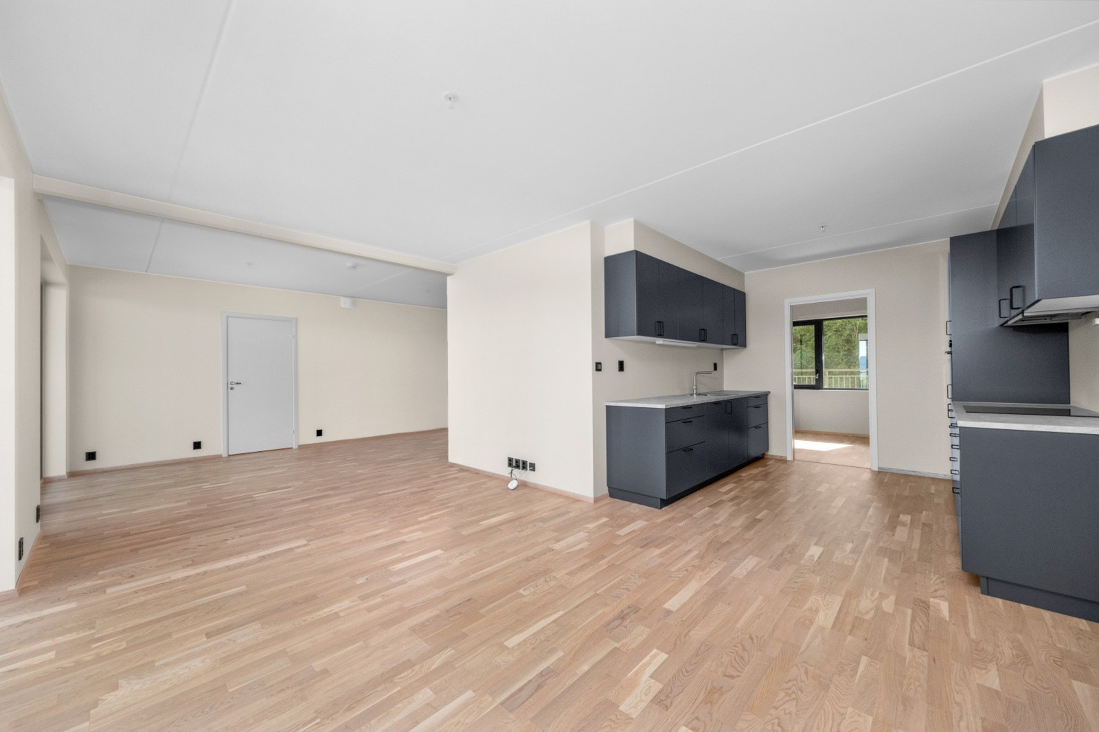 Åpen og sosial stueløsning med rikelig plass til både sofagruppe og spisebord. Galleribilde