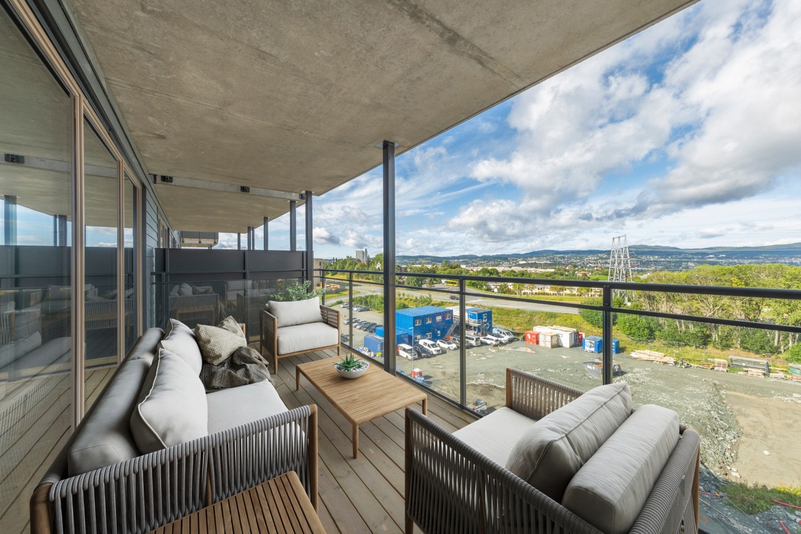 Romslig balkong på ca 18,6 kvm med gode møbleringsmuligheter. Digital møblering som viser et alternativ. Galleribilde