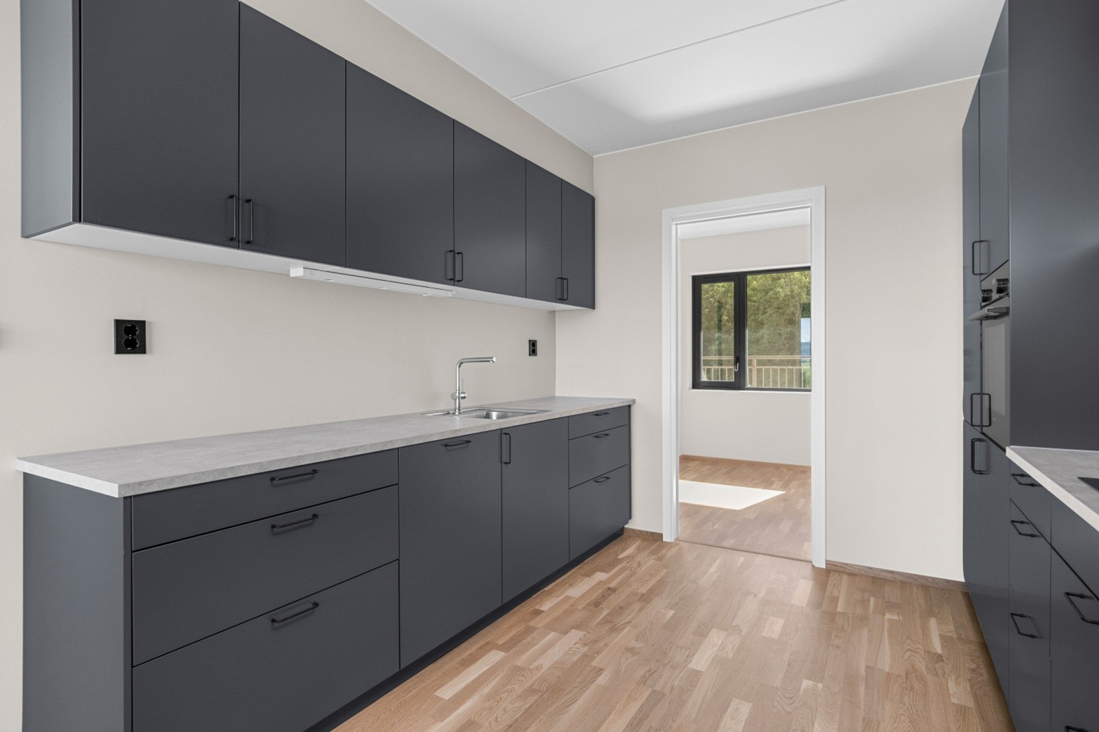 Praktisk kjøkken med moderne materialvalg. Galleribilde