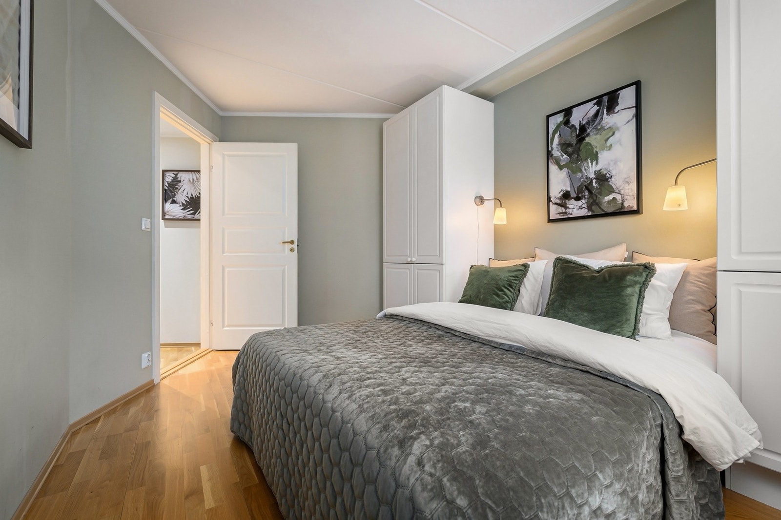 Gode garderobeskap på hver side av sengen. Galleribilde