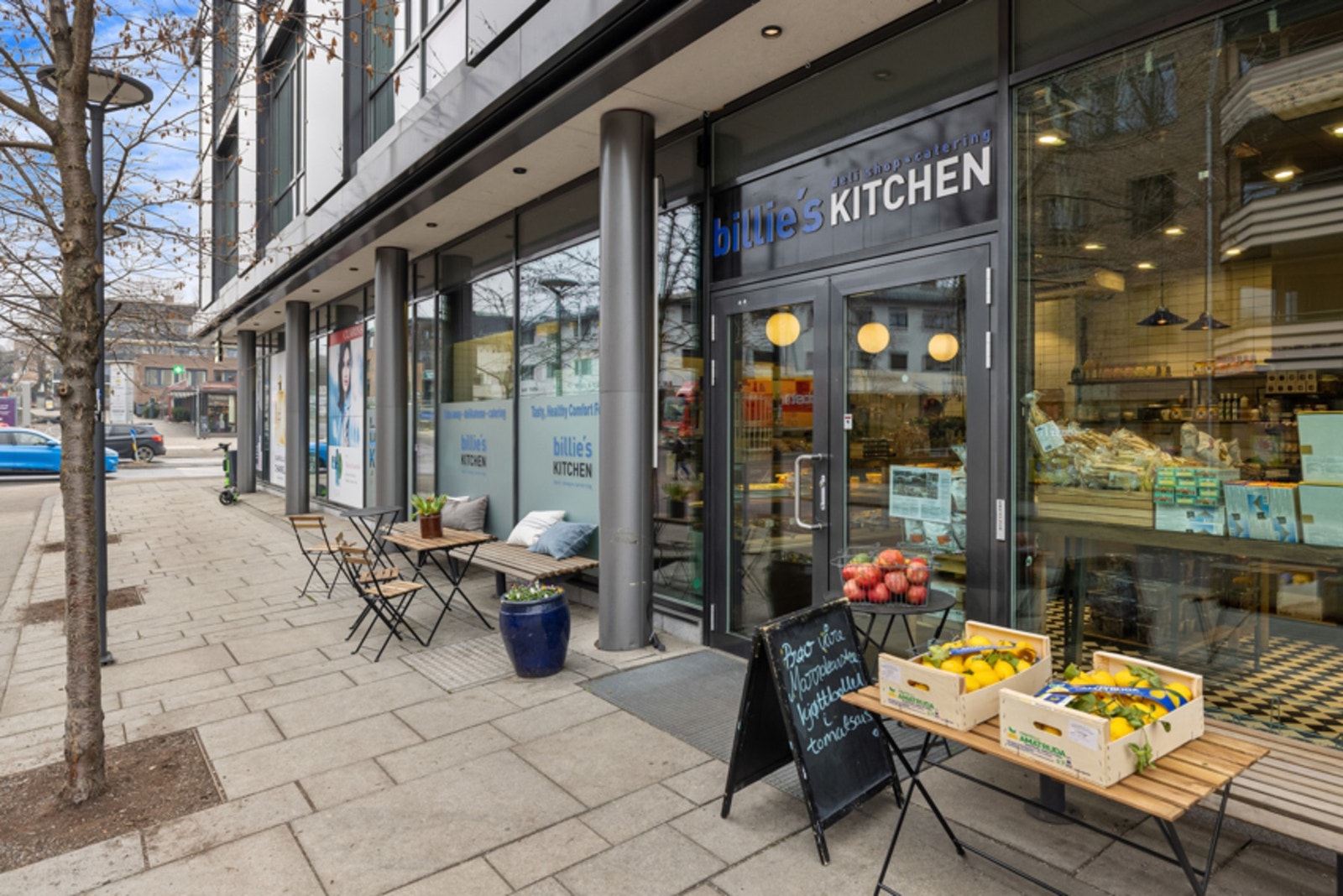 Vinderen sentrum dekker de aller fleste daglige servicebehov og tilbyr flere matbutikker, i tillegg til selve senteret med flere handelsnæringer. Galleribilde