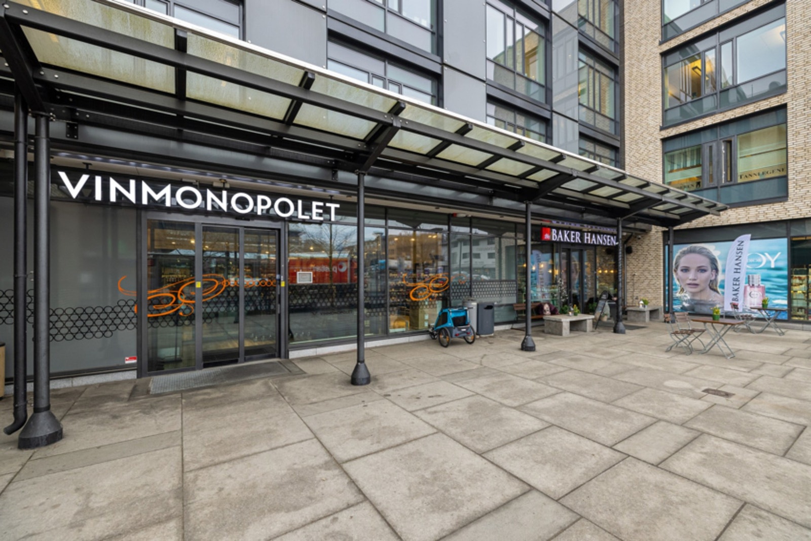 Vinderen byr på blant annet Sabi Sushi, Baker Hansen, Billie's Kitchen, Apotek, og et av vinmonopolets utsalg. Galleribilde