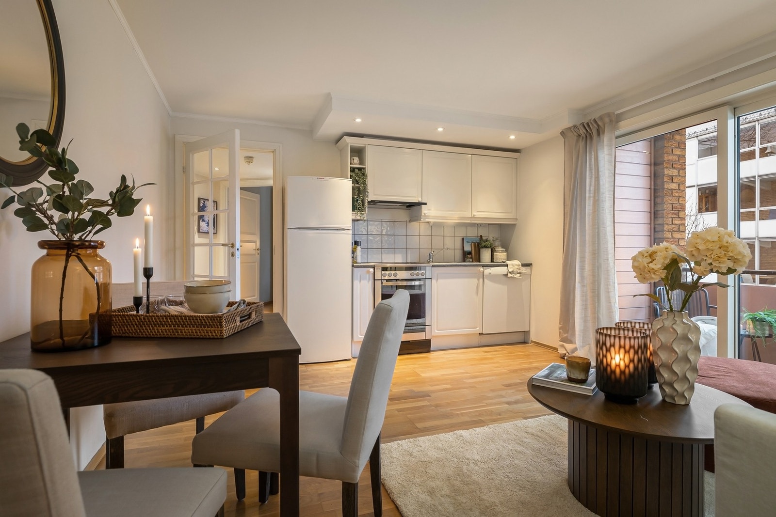 Leiligheten har en gjennomtenkt planløsning med lyse og luftige rom, samt tidløse materialvalg Galleribilde