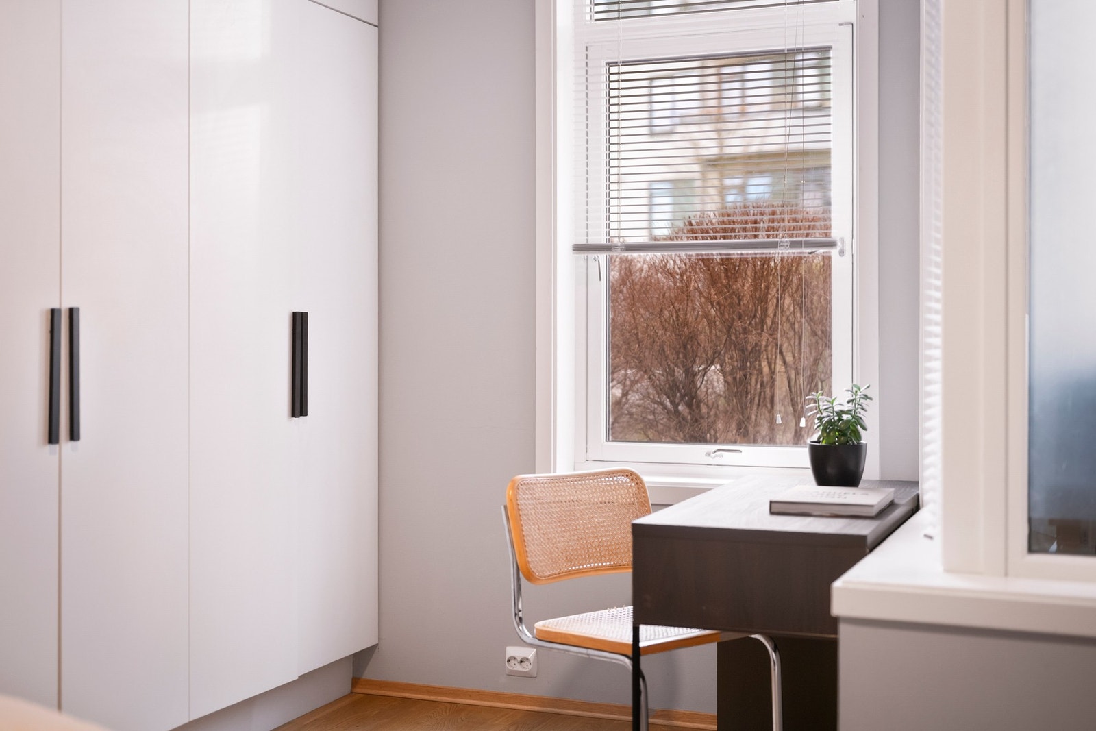 Hovedsoverommet har i tillegg en praktisk hjørneplass som egner seg godt til skrivebord eller hjemmekontor. Galleribilde