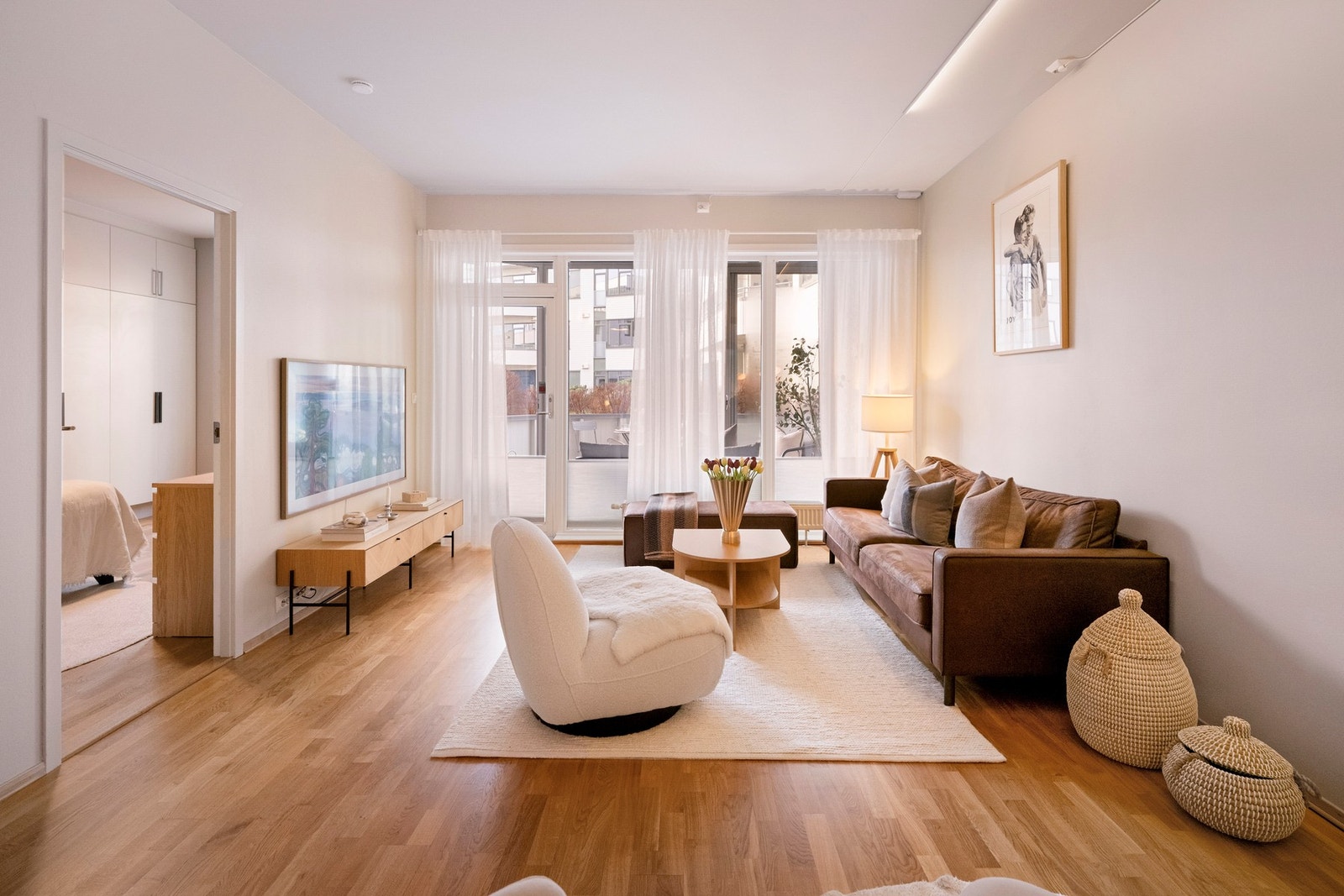 Stuen er romslig og har store vindusflater som slipper inn rikelig med dagslys. Galleribilde