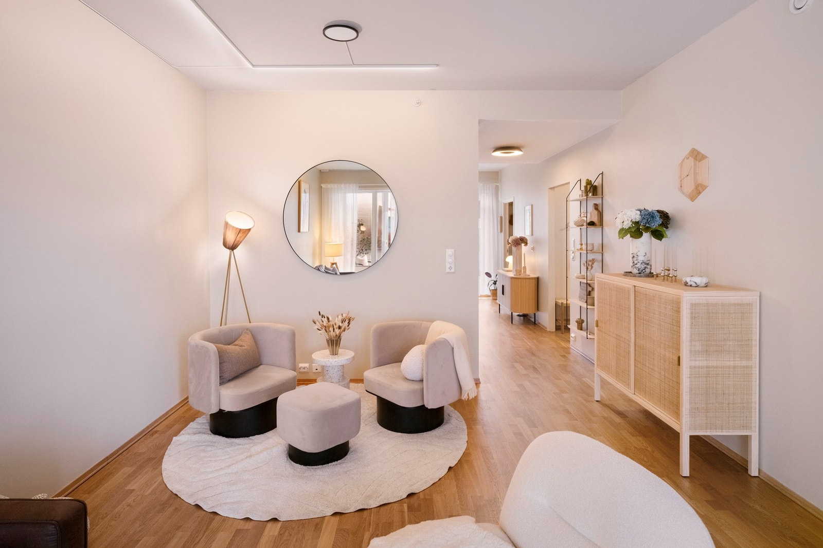 Stuen er lys og luftig og har god plass til både sofagruppe, lenestoler og øvrig møblement etter behov. Galleribilde