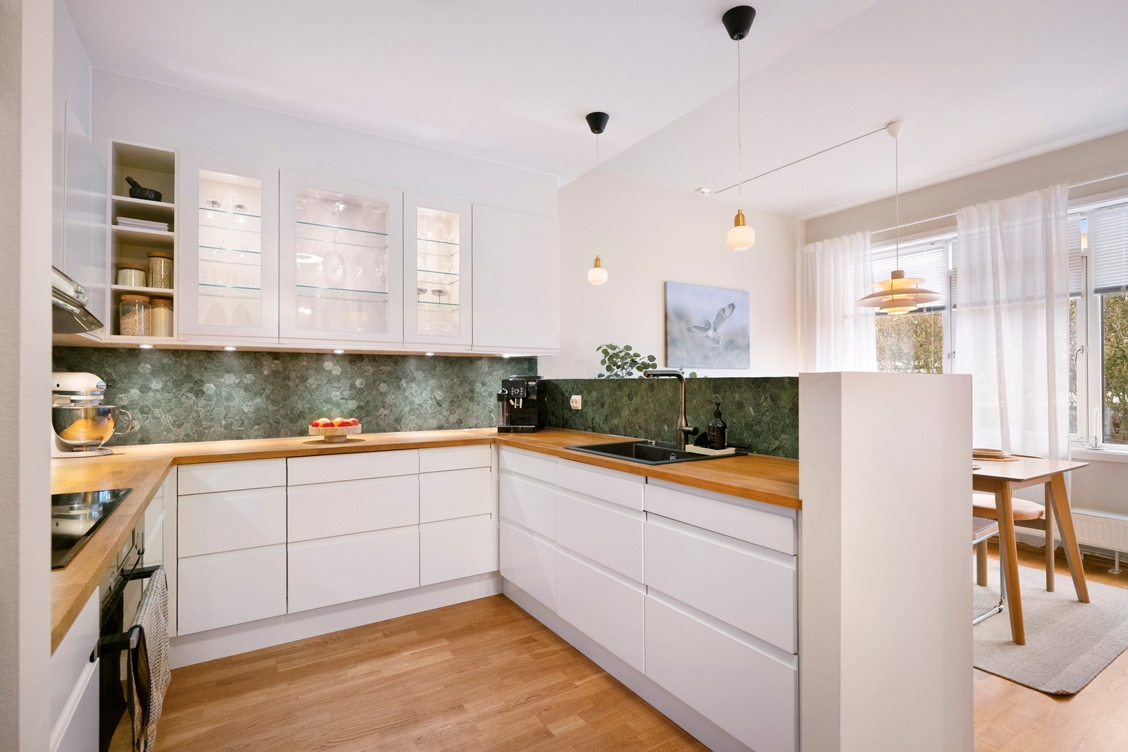 Det er integrerte hvitevarer bestående av induksjonstopp og stekeovn fra AEG, samt integrert oppvaskmaskin fra 2026 Galleribilde