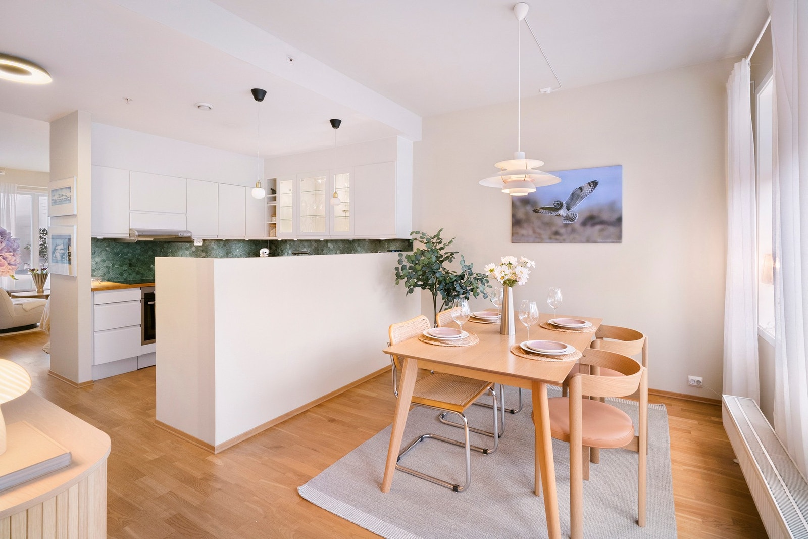 Spisestuen ligger i direkte tilknytning til kjøkkenet og har god plass til spisebord med flere sitteplasser. Galleribilde