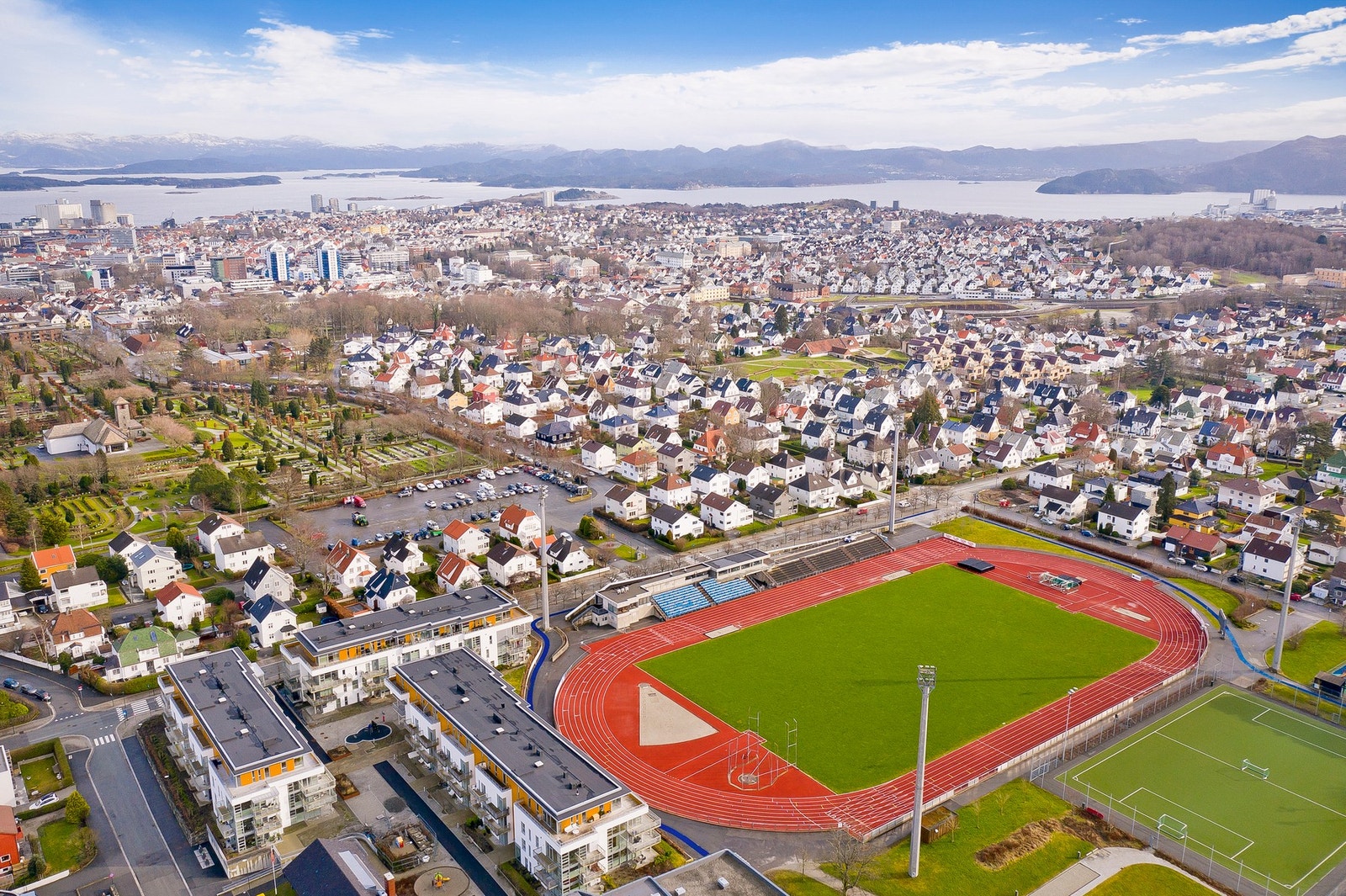 Det er kort avstand til idylliske Mosvatnet og gangavstand til Vågen. Galleribilde