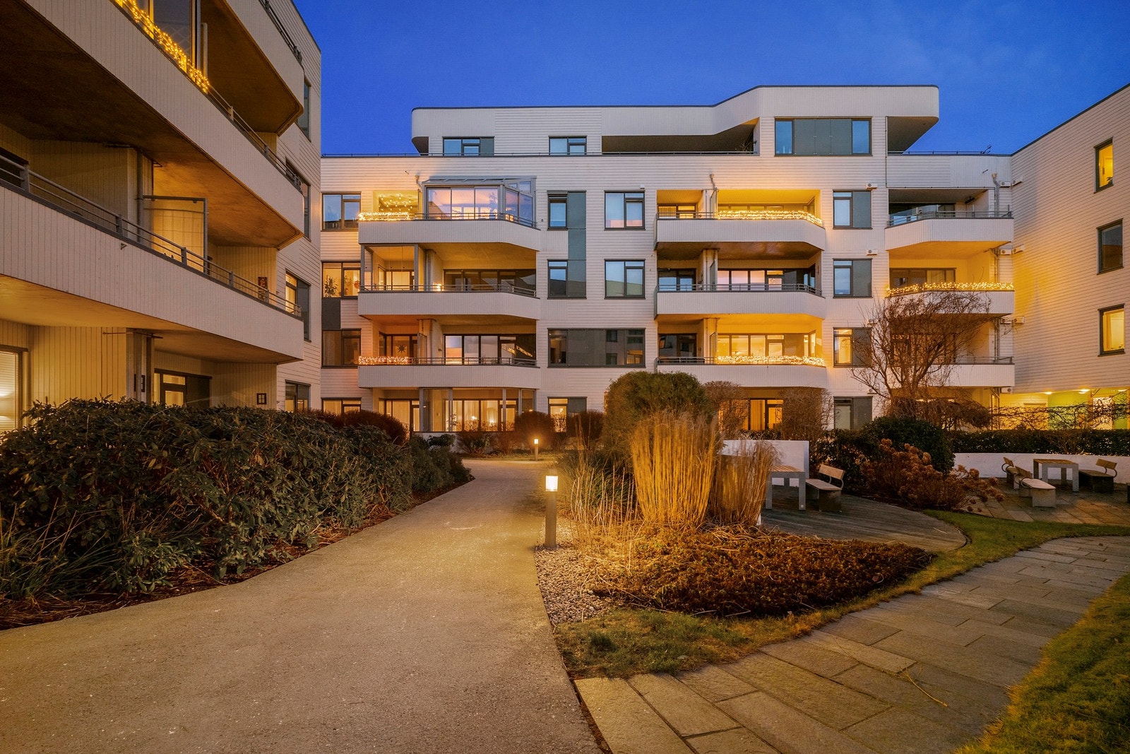 Leiligheten ligger i et veletablert, sentrumsnært og meget etterspurt boligområde på Eiganes. Galleribilde