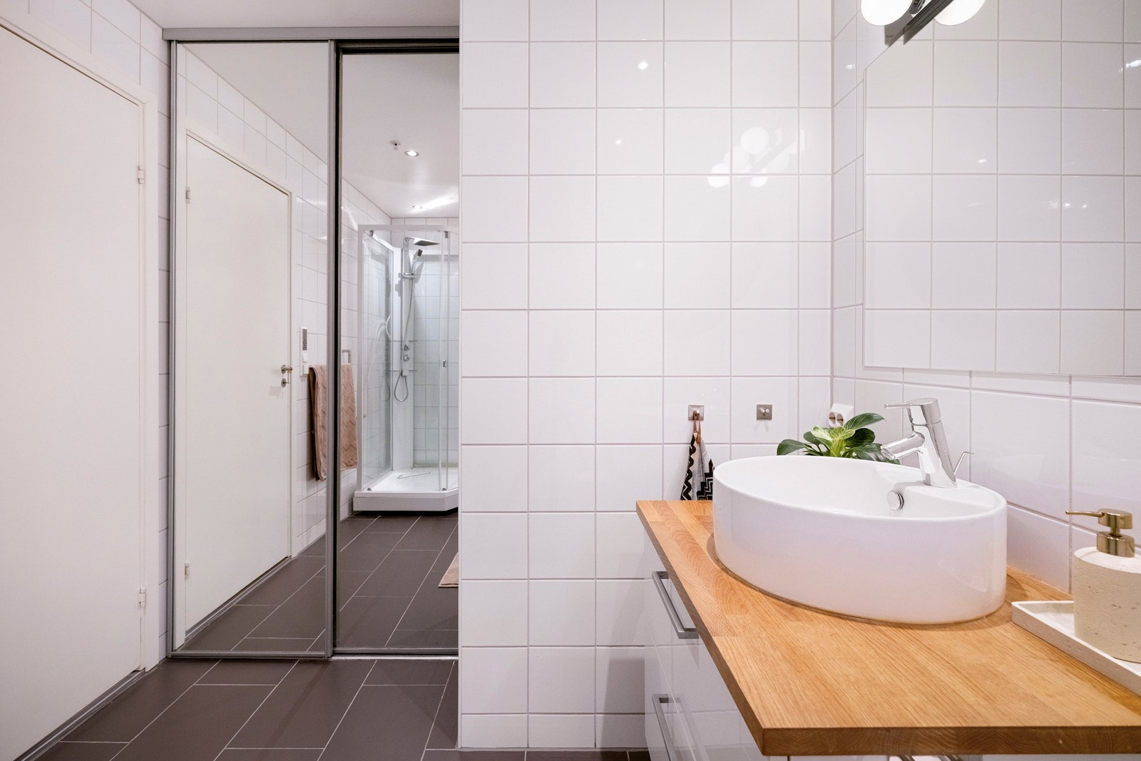 Hovedbadet ble renovert i 2013 og har flislagte overflater, servant og dusjløsning. Galleribilde