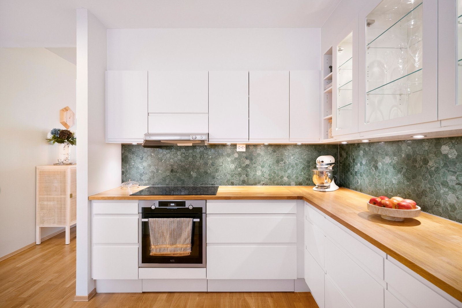 Innredningen har glatte fronter og gode skap- og skuffeløsninger som gir rikelig med oppbevaringsplass. Galleribilde