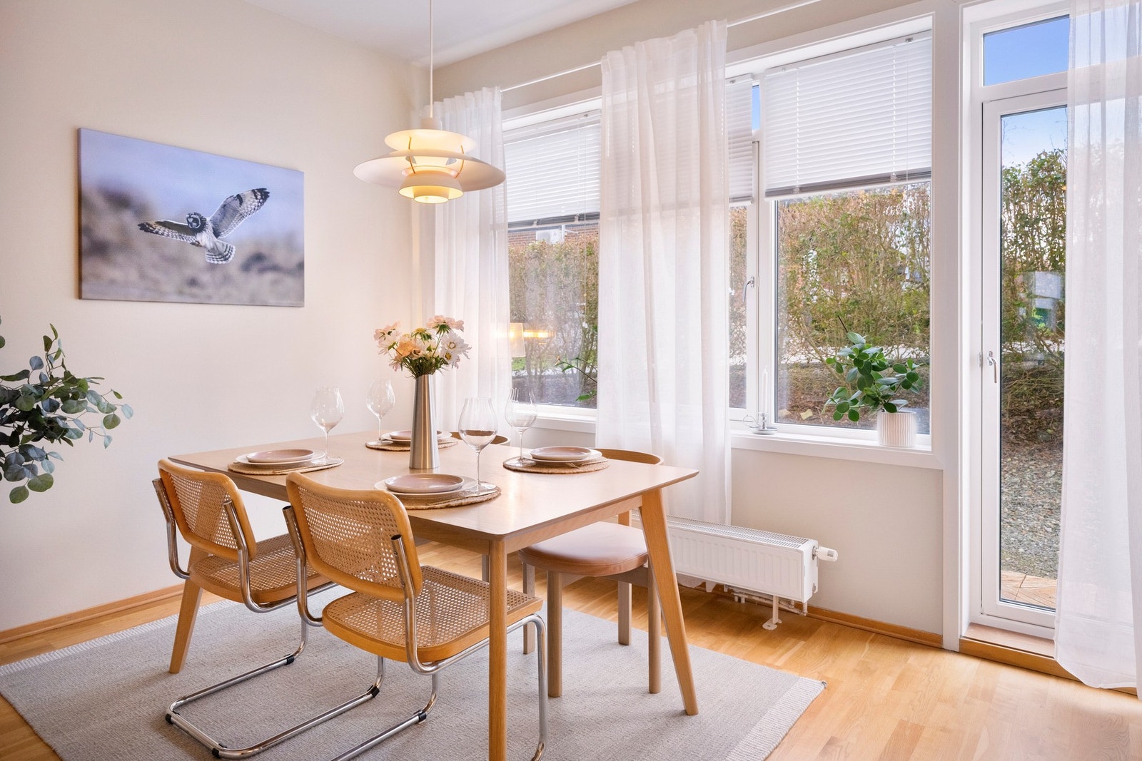 Store vindusflater gir godt lysinnslipp og skaper en luftig og trivelig atmosfære. Galleribilde