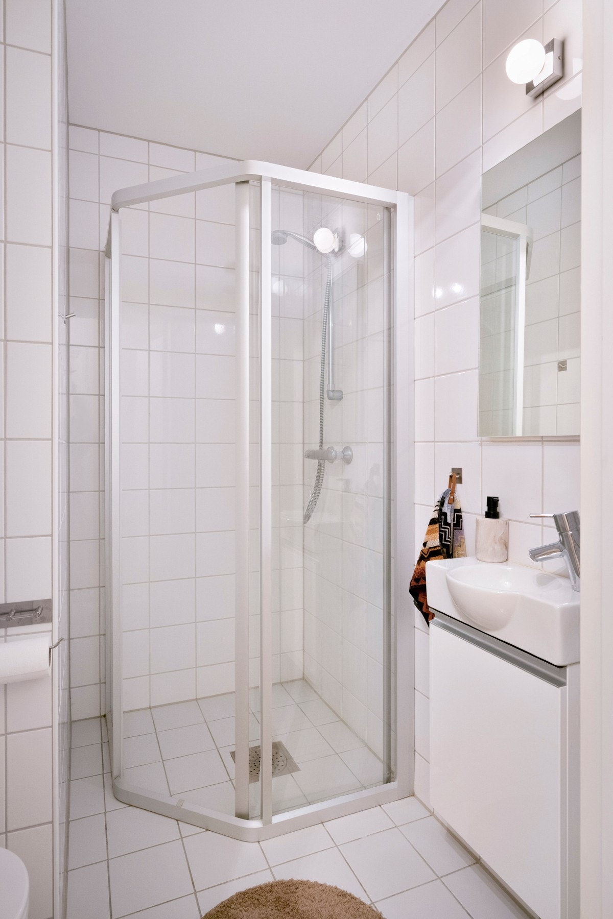 Gjestebadet er også flislagt og har nyere servant. Begge bad har vannbåren gulvvarme, som gir ekstra komfort og lun varme året rundt. Galleribilde