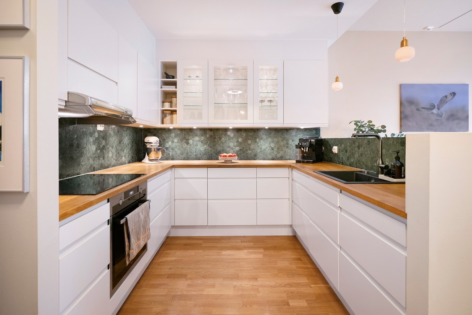 Kjøkkenet er levert av HTH i 2018/2019 og fremstår moderne, stilrent og funksjonelt. Galleribilde