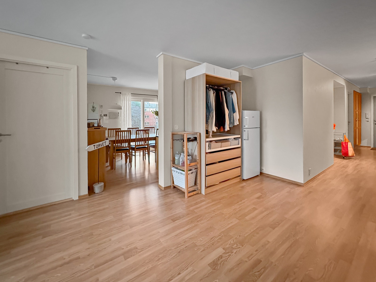 Stue med inngang til kjøkken. Galleribilde