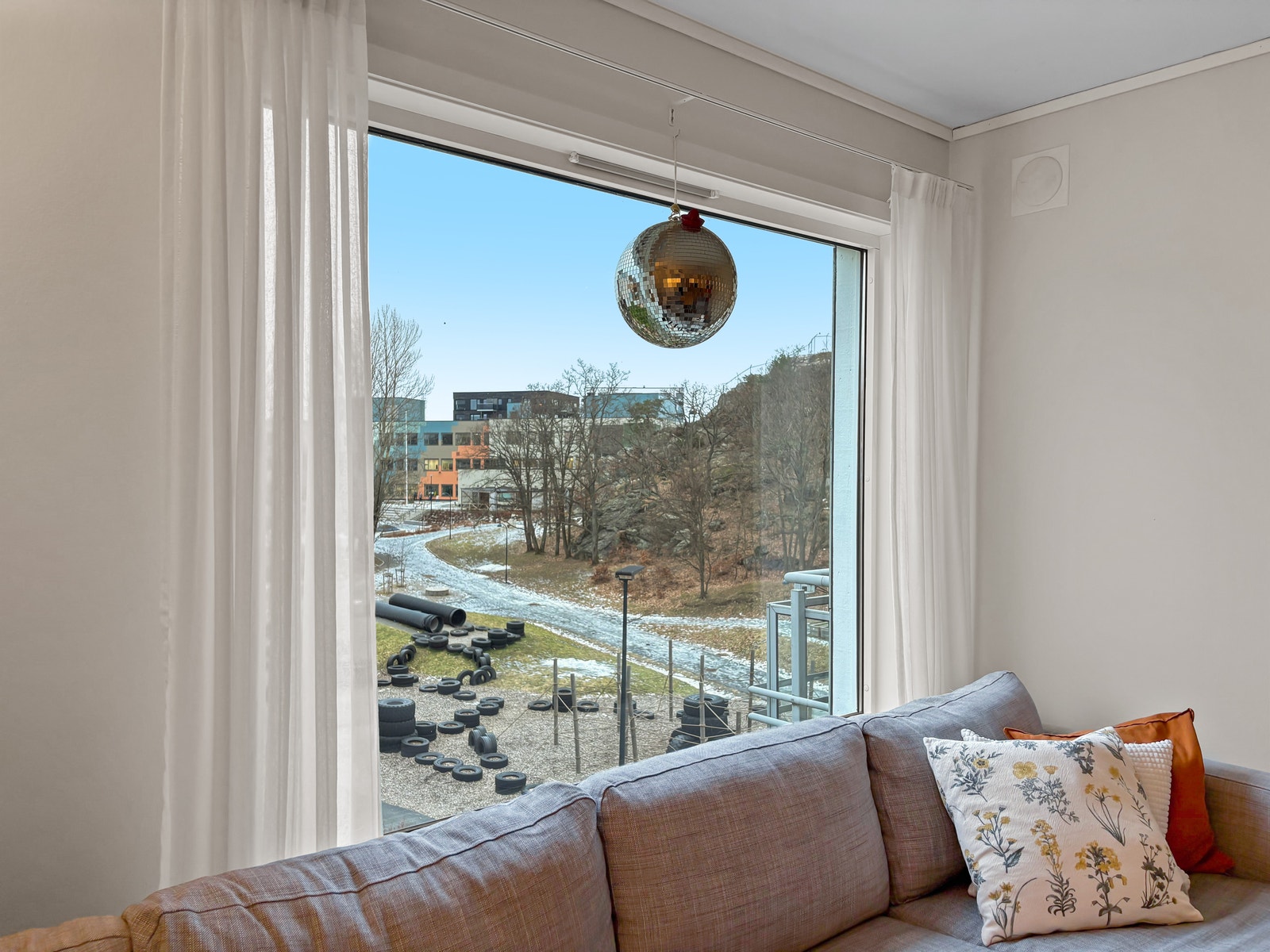 Leiligheten har en luftig beliggenhet med lite innsyn. Galleribilde