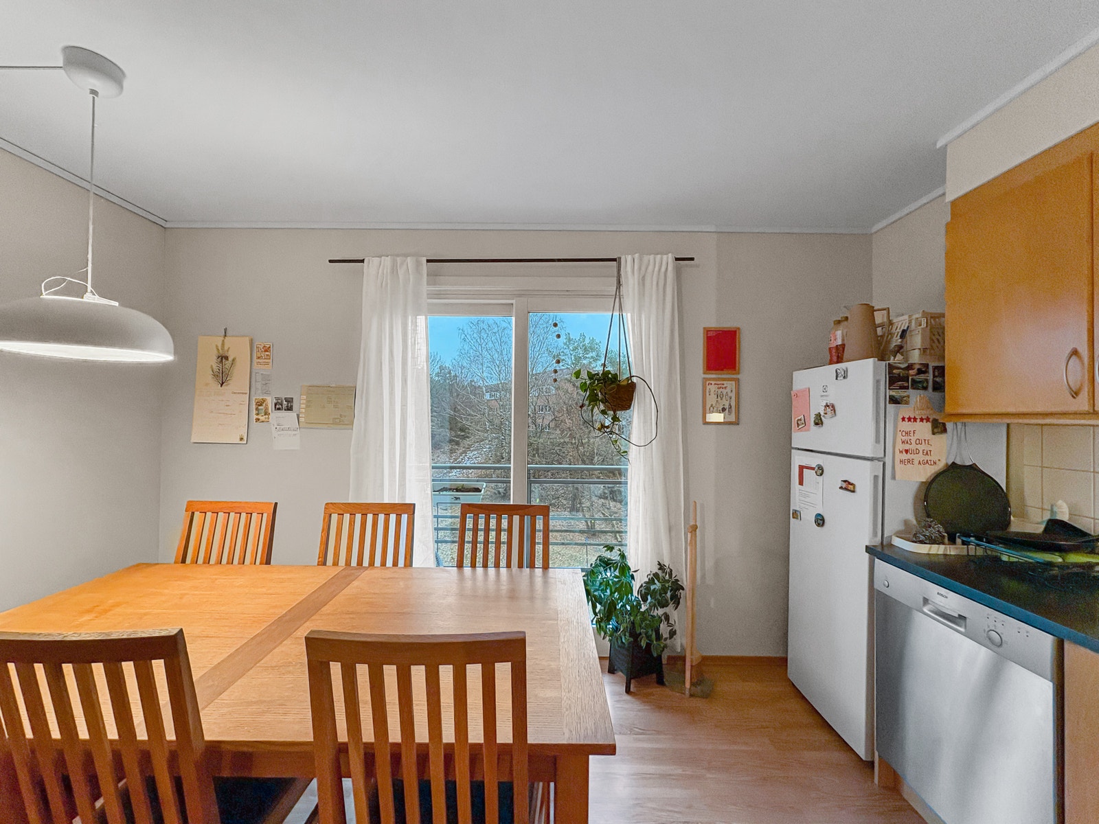 Kjøkkenet er innredet med en hyggelig spisestue og har god plass til gjester! Galleribilde