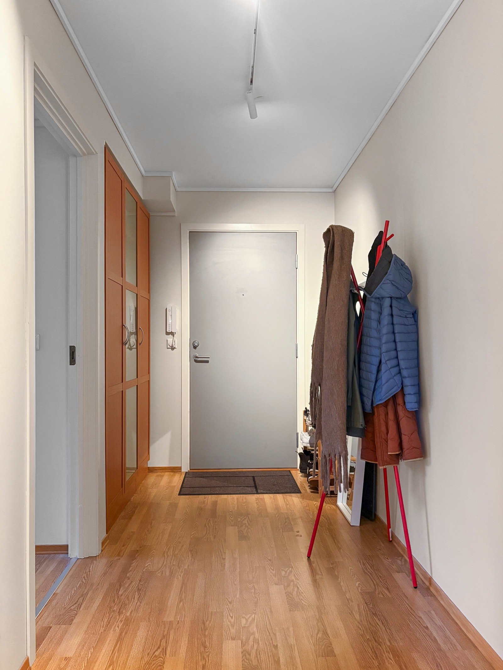 Romslig gang med stort garderobeskap. Galleribilde