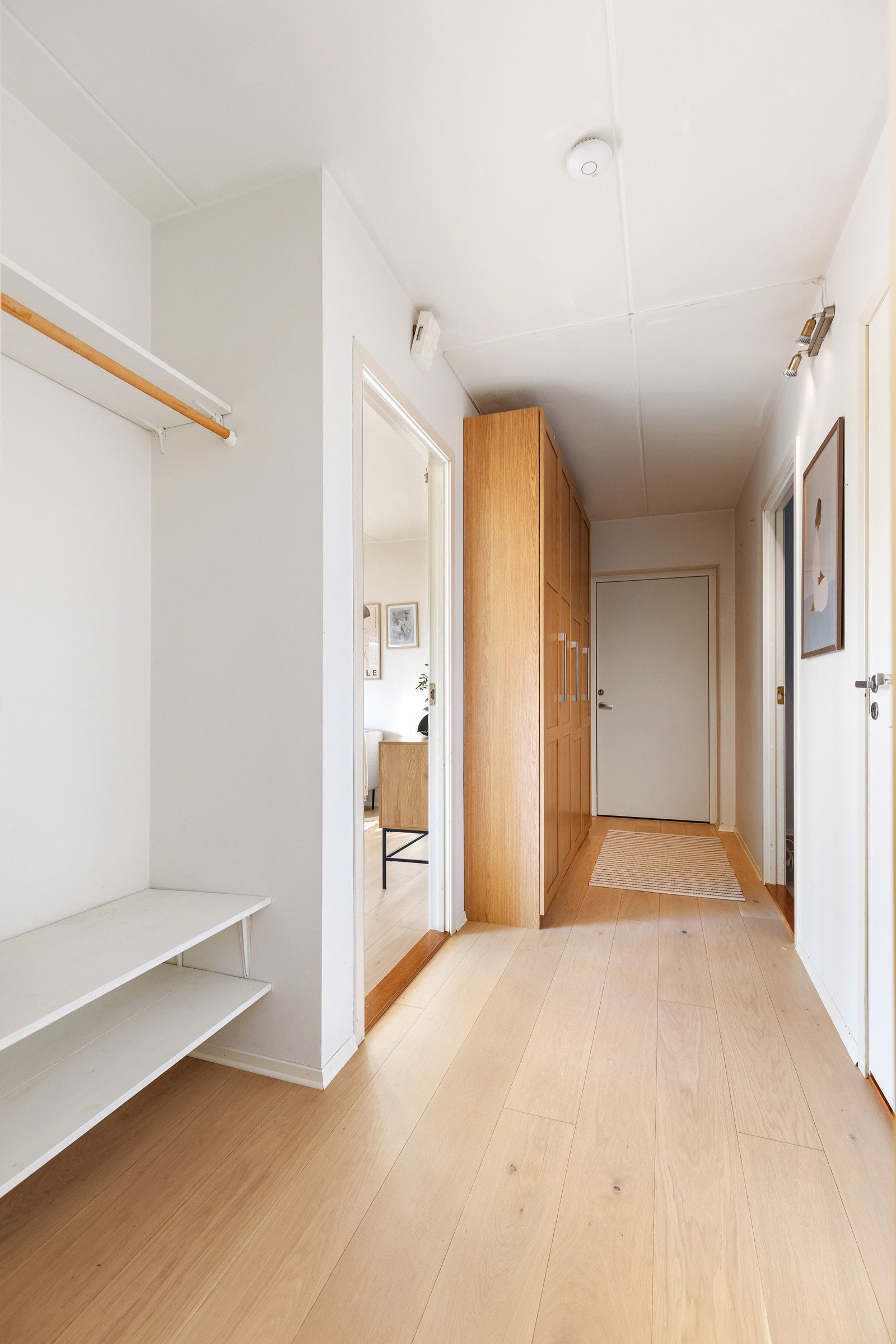 Gangen er smart løst med kjekke garderobeløsninger. Galleribilde